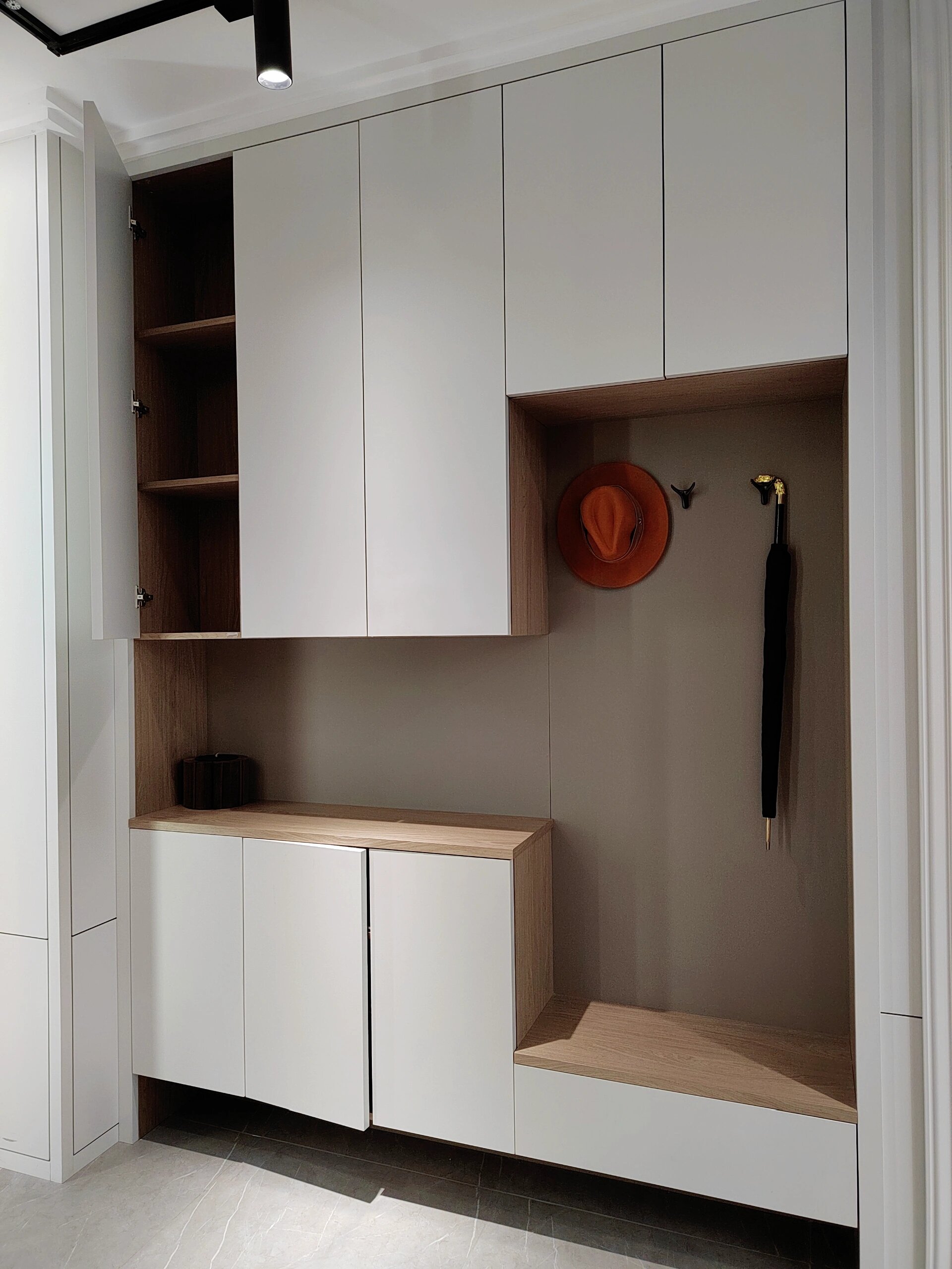 走遍大半个成都才找到的,月牙白木门