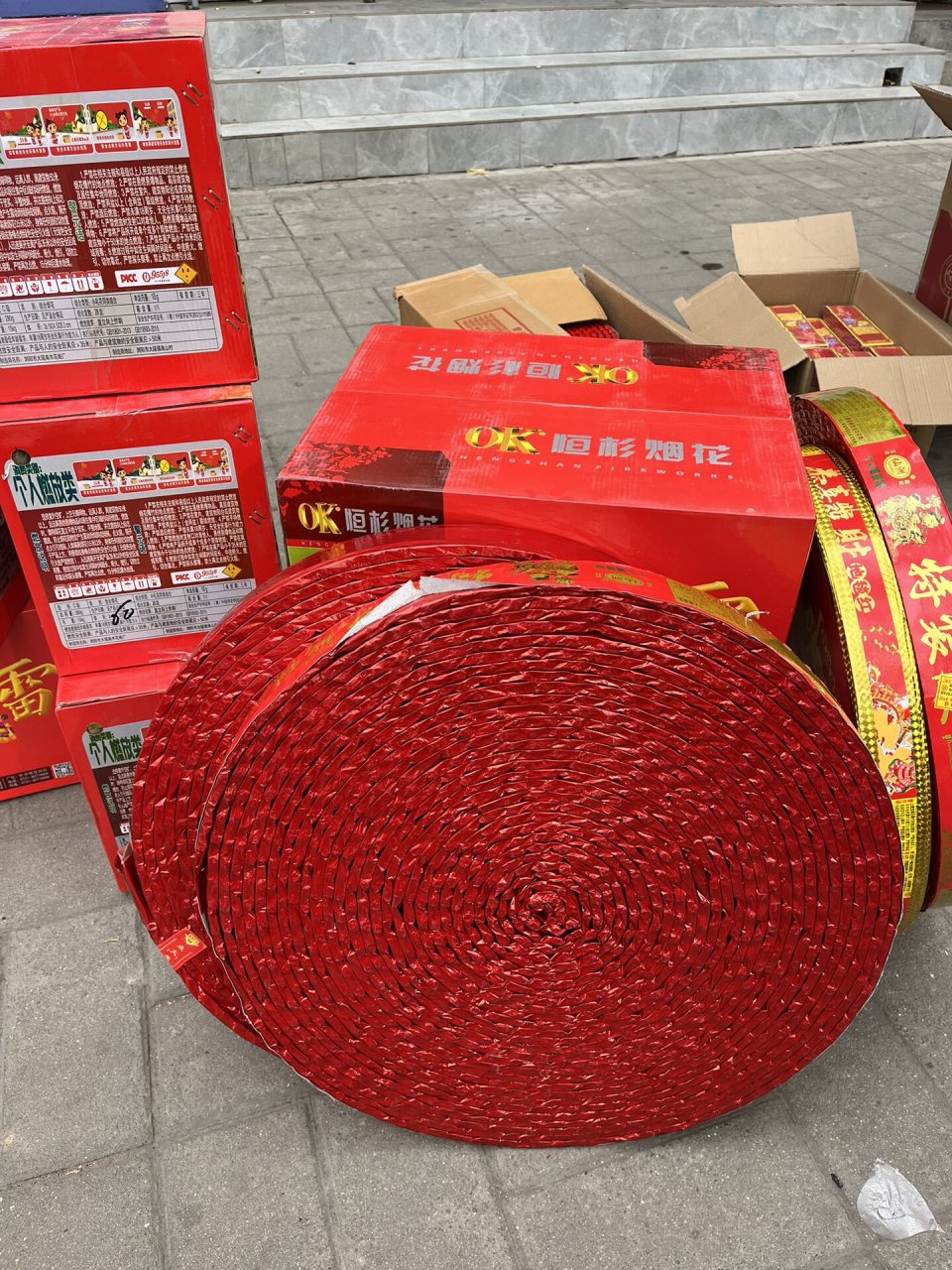 今年郑州街头卖炮的,真是捞住事儿了!生意,贼好!