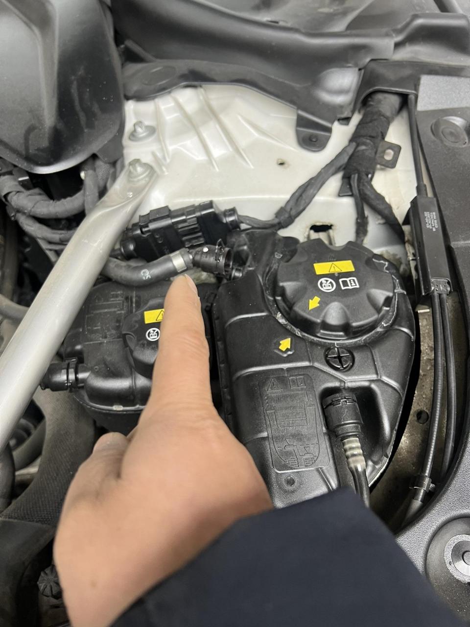 宝马5系,检修漏防冻液.宝马5系检修漏防冻液,更换水泵,水管,水壶