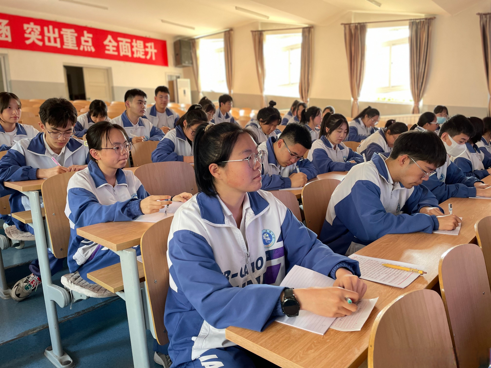 5月10日,辽化二高中开展"做有理想,敢担当,能吃苦,肯奋斗的新时代好