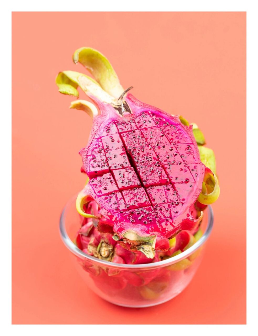 静物摄影丨云南红心火龙果 96周末偶遇卖红心火龙果的小摊贩,毫不