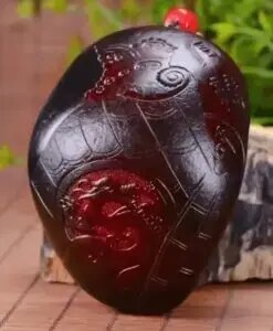 和田红玉鉴定方法一: 观察和田红玉的颜色,在灯光的照射下观察红玉的