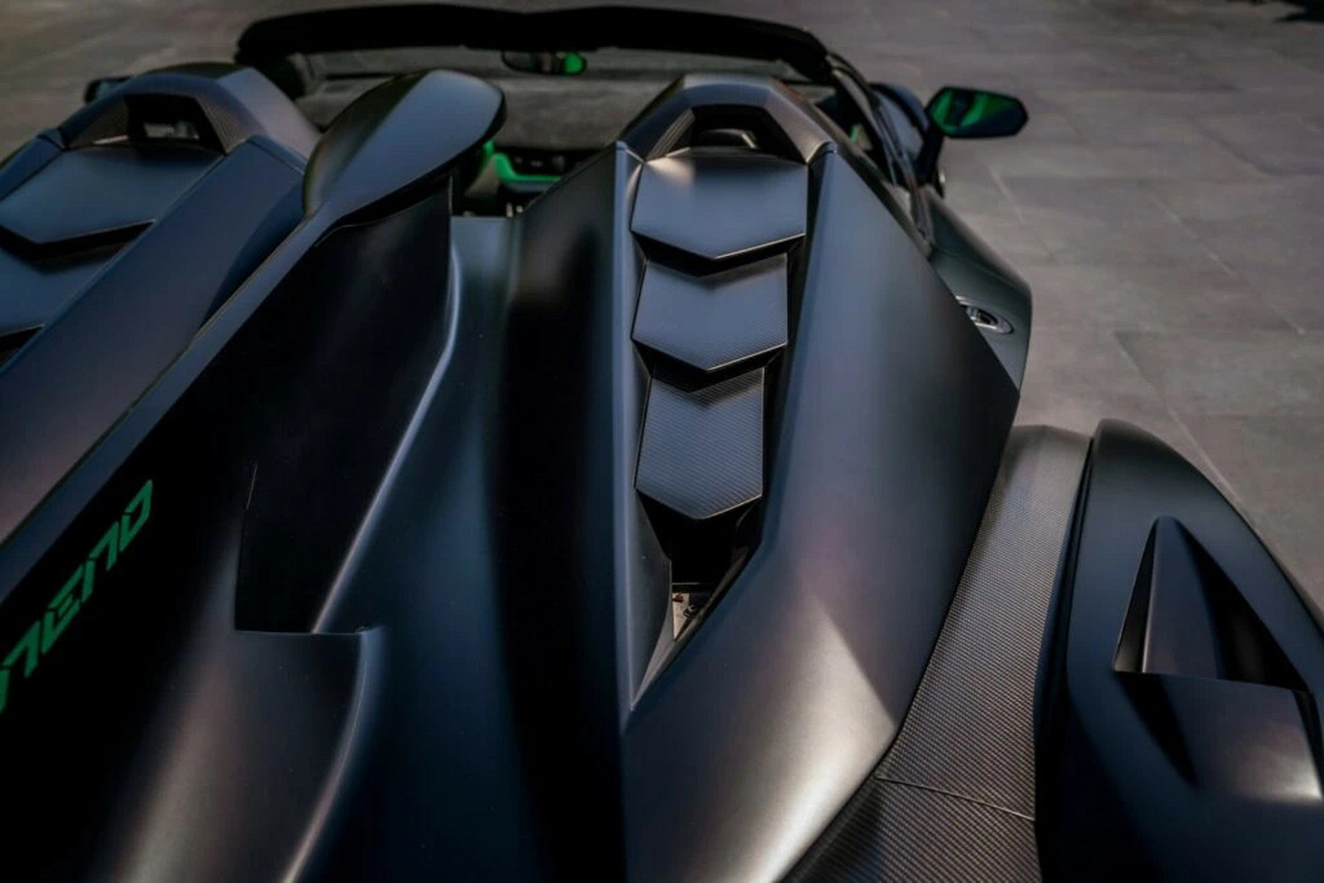 最近,一辆兰博基尼veneno"毒药"超级跑车以600万美元的价格,在阿联酋