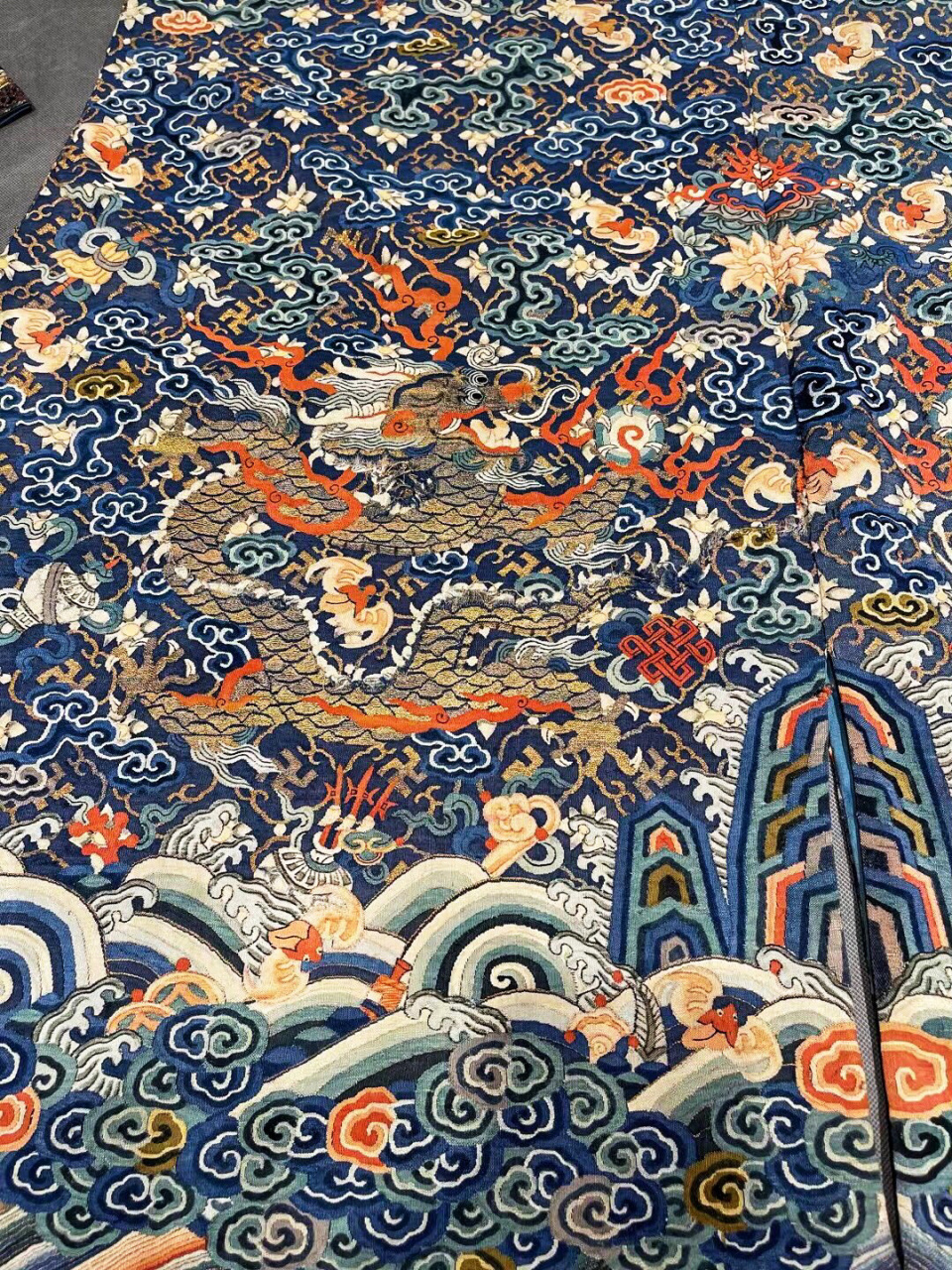 实拍清代龙袍,一眼看出龙纹的演变 今天分享的是龙袍上的龙纹饰,每张