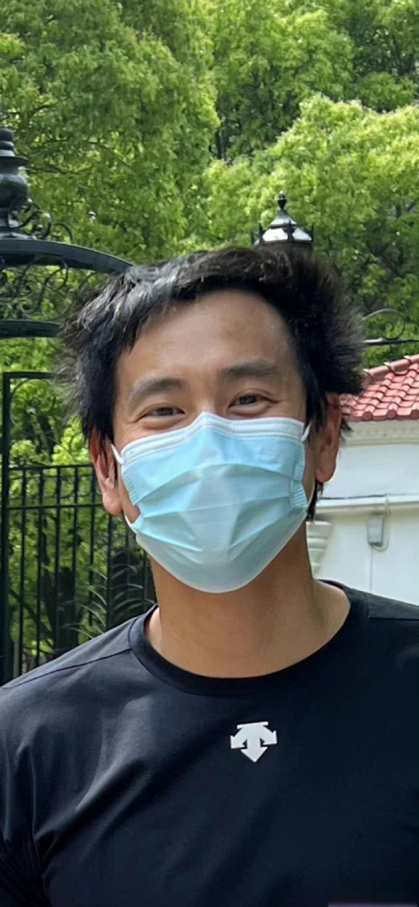 彭于晏#这个人带着口罩,仔细看有点眼熟,可怎么看怎么感觉像邓超,没