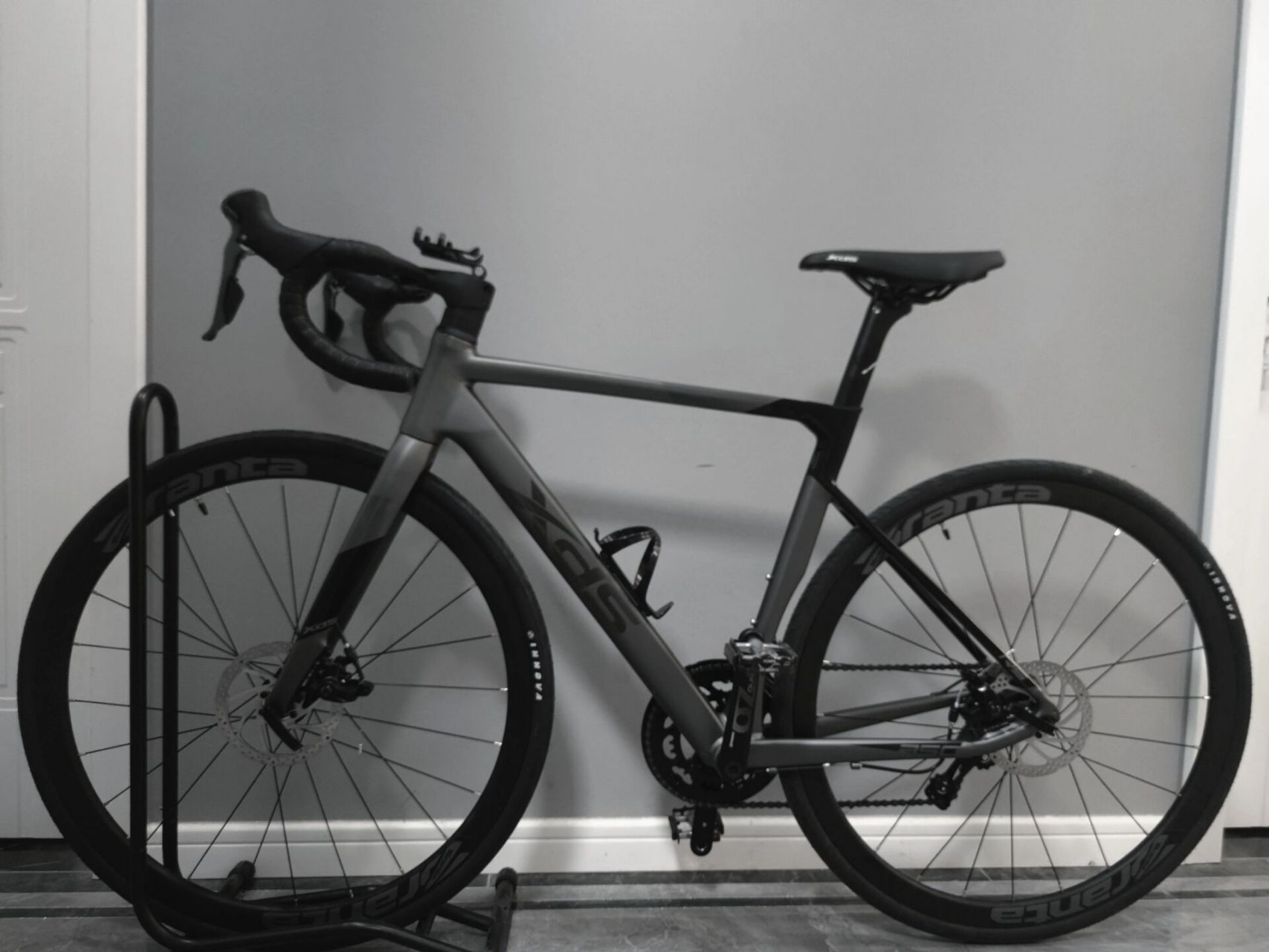 喜德盛 rs350 试骑感受～ 偶然间被rs350 新的涂装颜色吸引到,迅速入