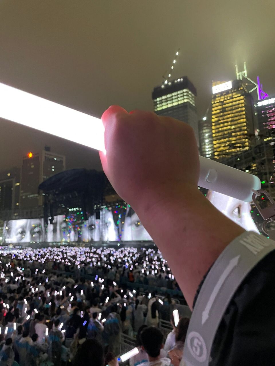 看五月天演唱会蹦迪把荧光棒甩断飞出去了… 4.