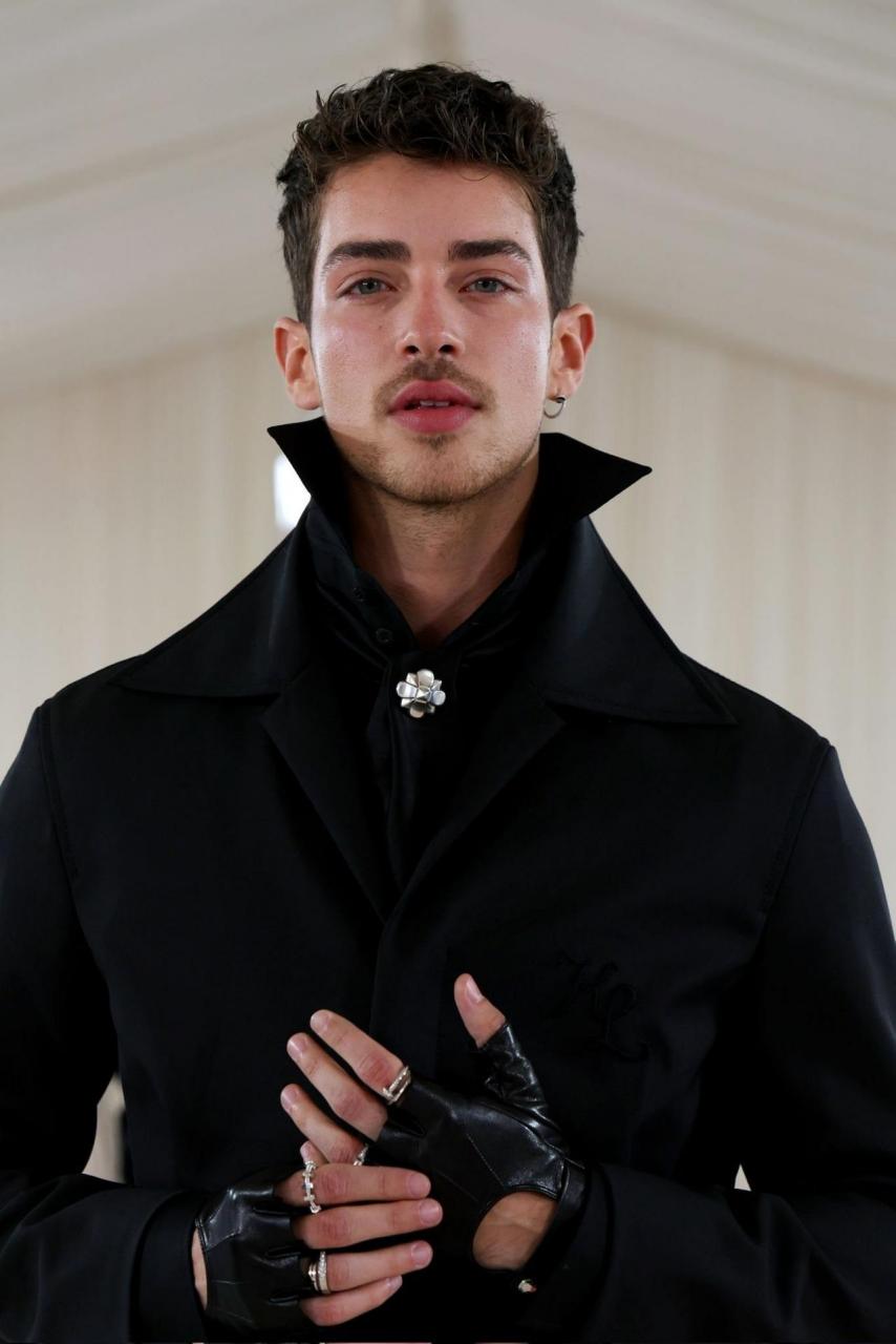 西班牙男演员 manu rios 亮相2023年大都会博物馆 met gala 晚宴的