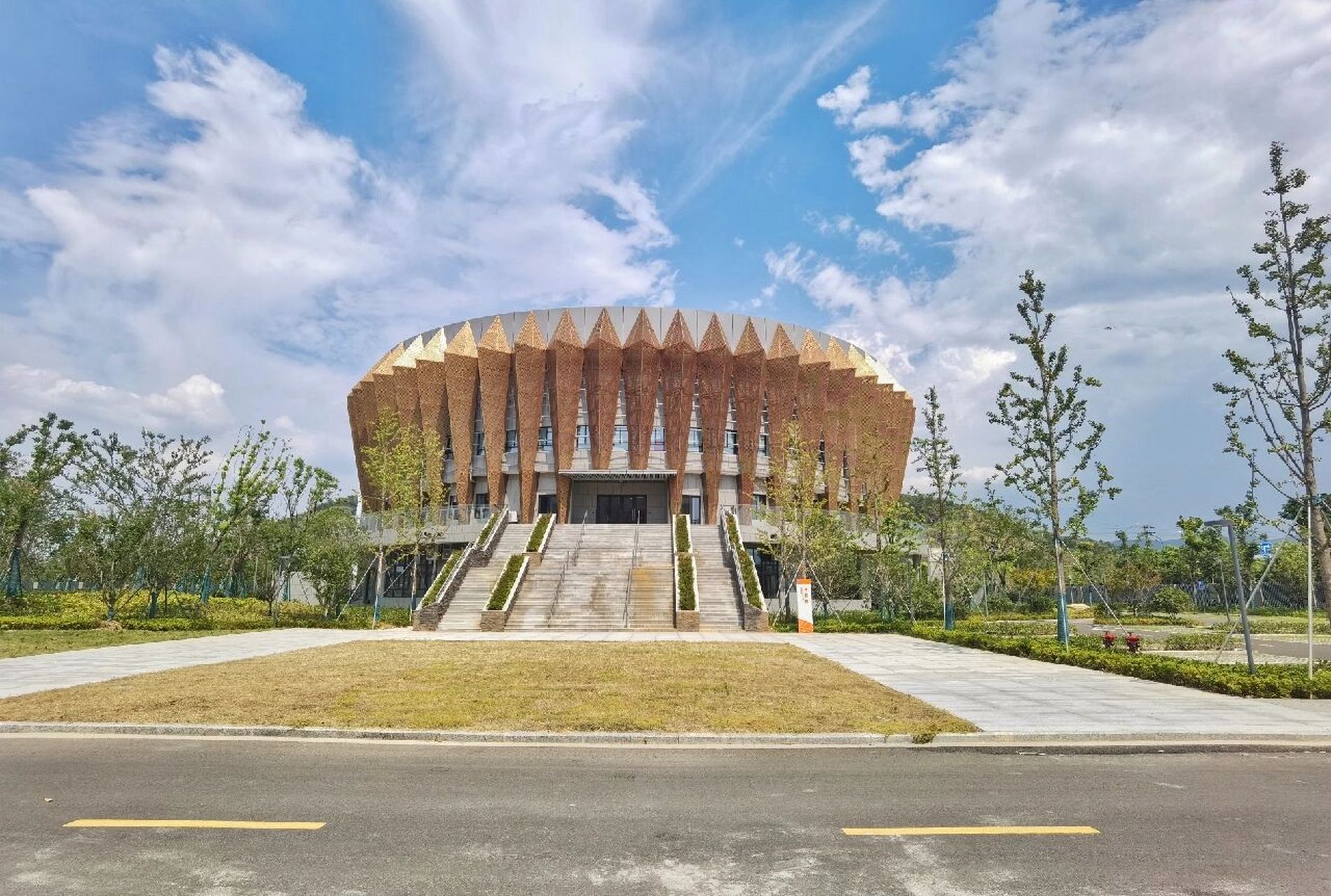 鄞州职教中心云龙校区    鄞州职教中心云龙新校区,新校区很漂亮,条件