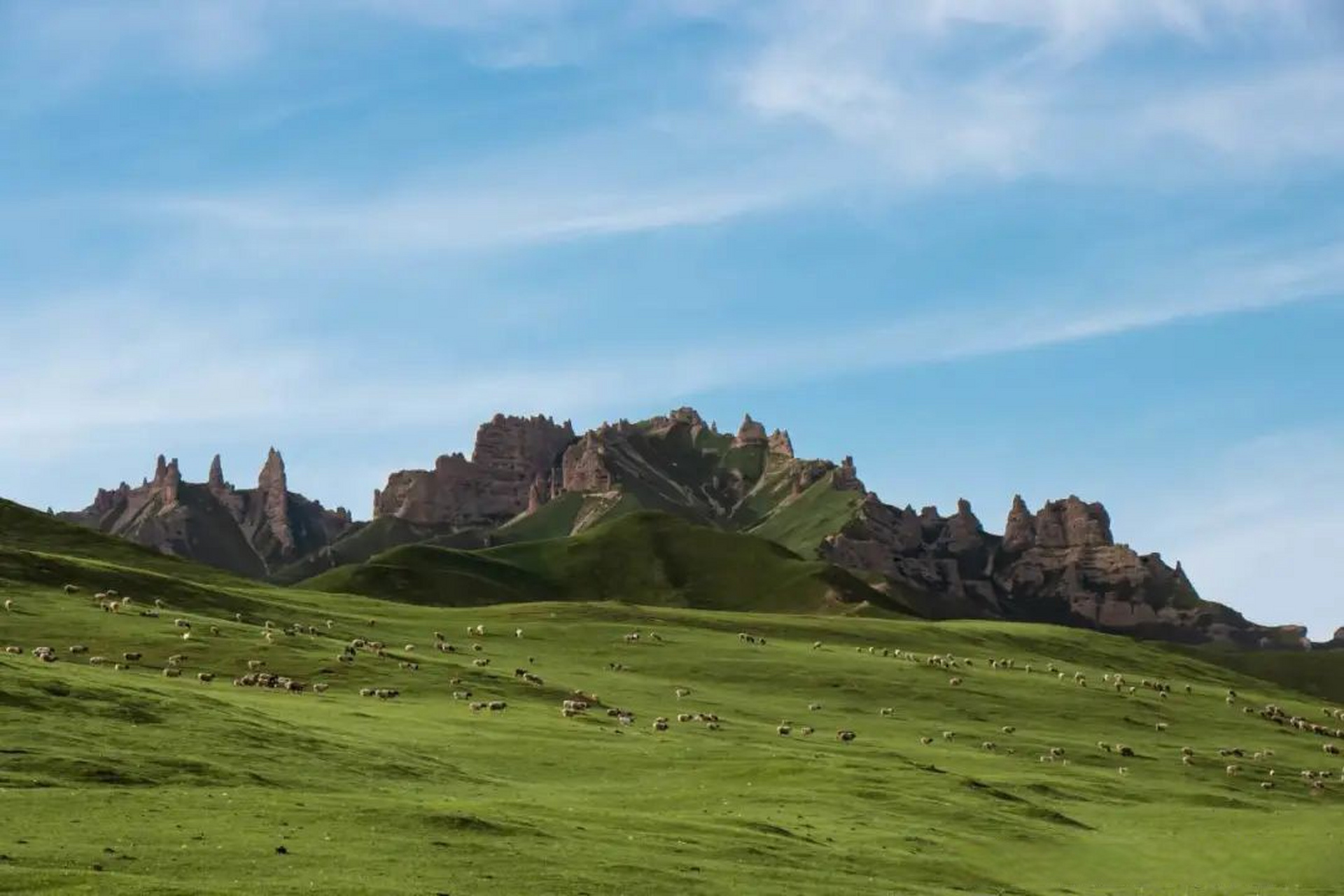 巴音布鲁克奎克乌苏石林真的藏不住了这里天气变化多端,有时一天就能