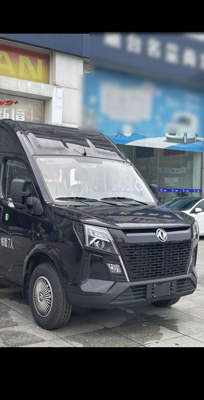 东风御风v9 中轴高顶后驱单胎,底盘离地高66,爬坡走山路轻松驾驭,2.