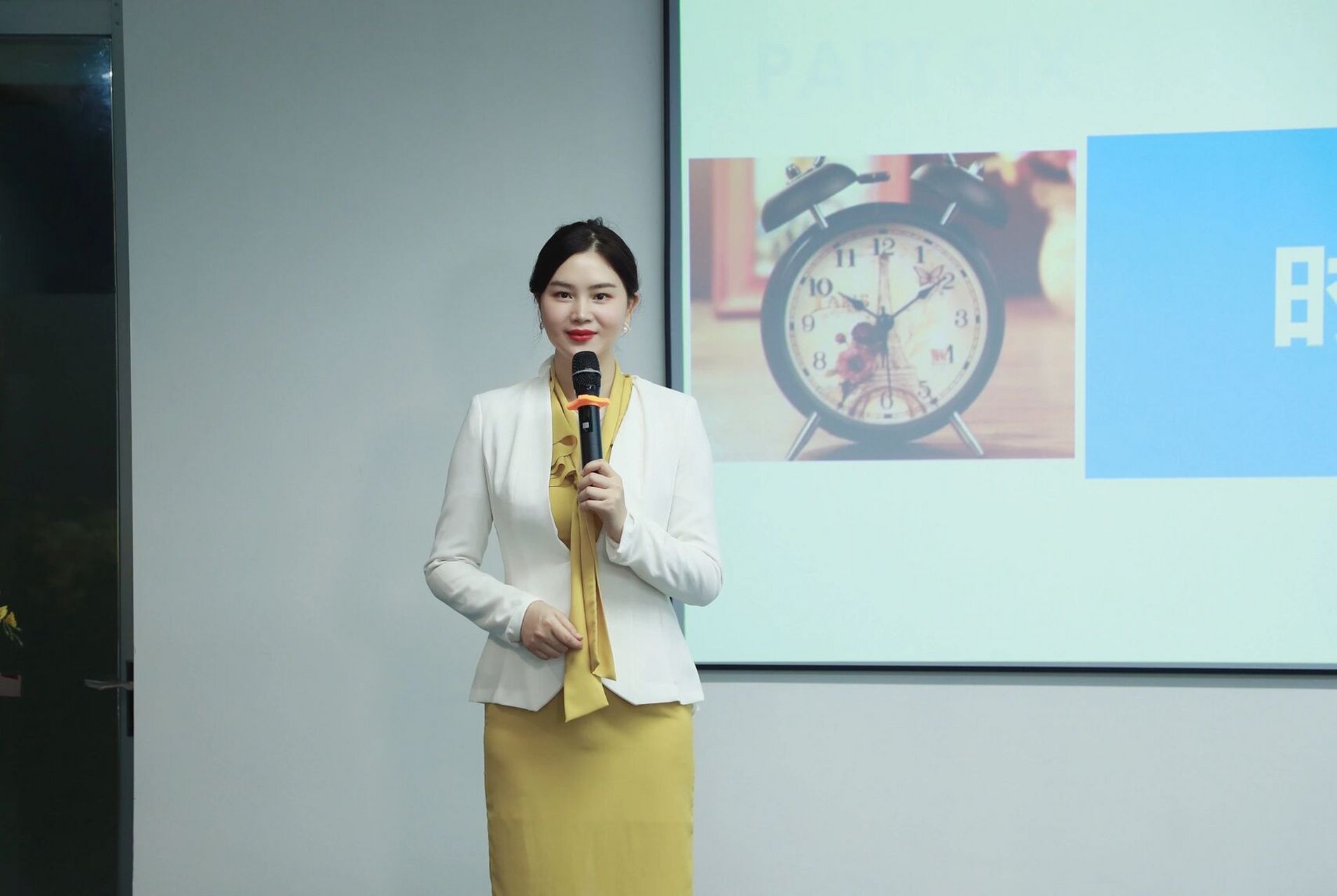 关于上台演讲的8个礼仪技巧 (1)进入会场 重要的演讲者或被邀请的