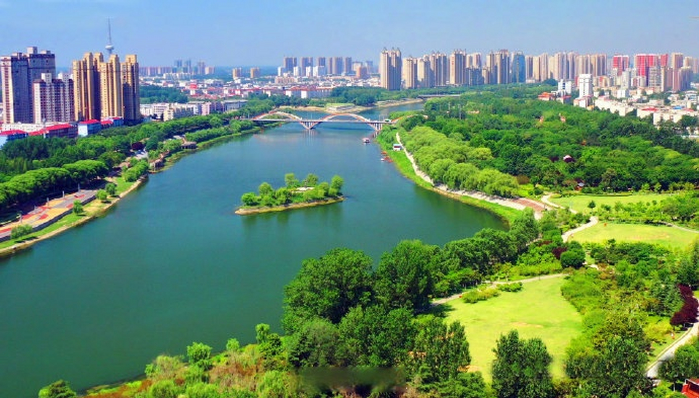 漯河市沙澧河风景区内,三步一景,五步一观,水,草,花,树与高楼大厦交相