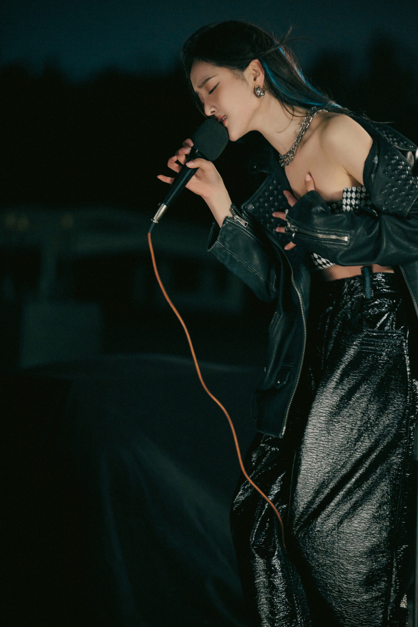 吴宣仪蓝色挑染,《不爱了》mv预告造型图