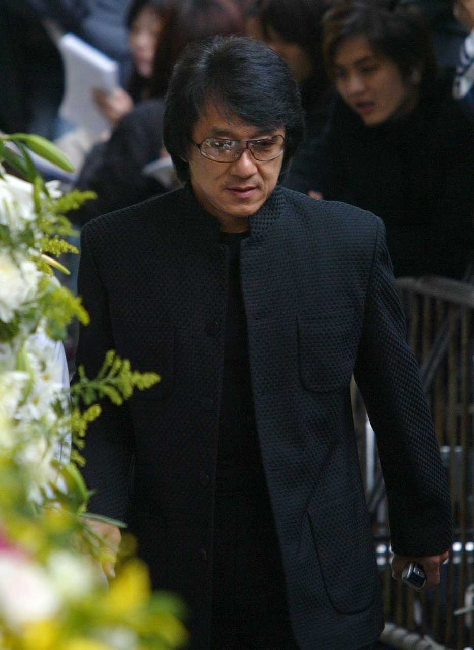 2004年1月,梅艳芳葬礼上的明星,刘德华还很年轻,成龙满头黑发