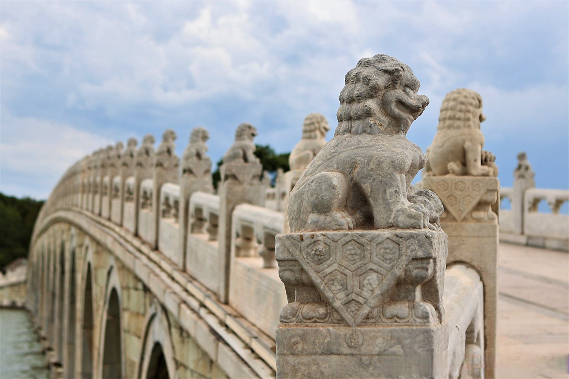 十七孔桥的石狮子这么有讲究 颐和园十七孔桥如一道长虹横卧于碧波之