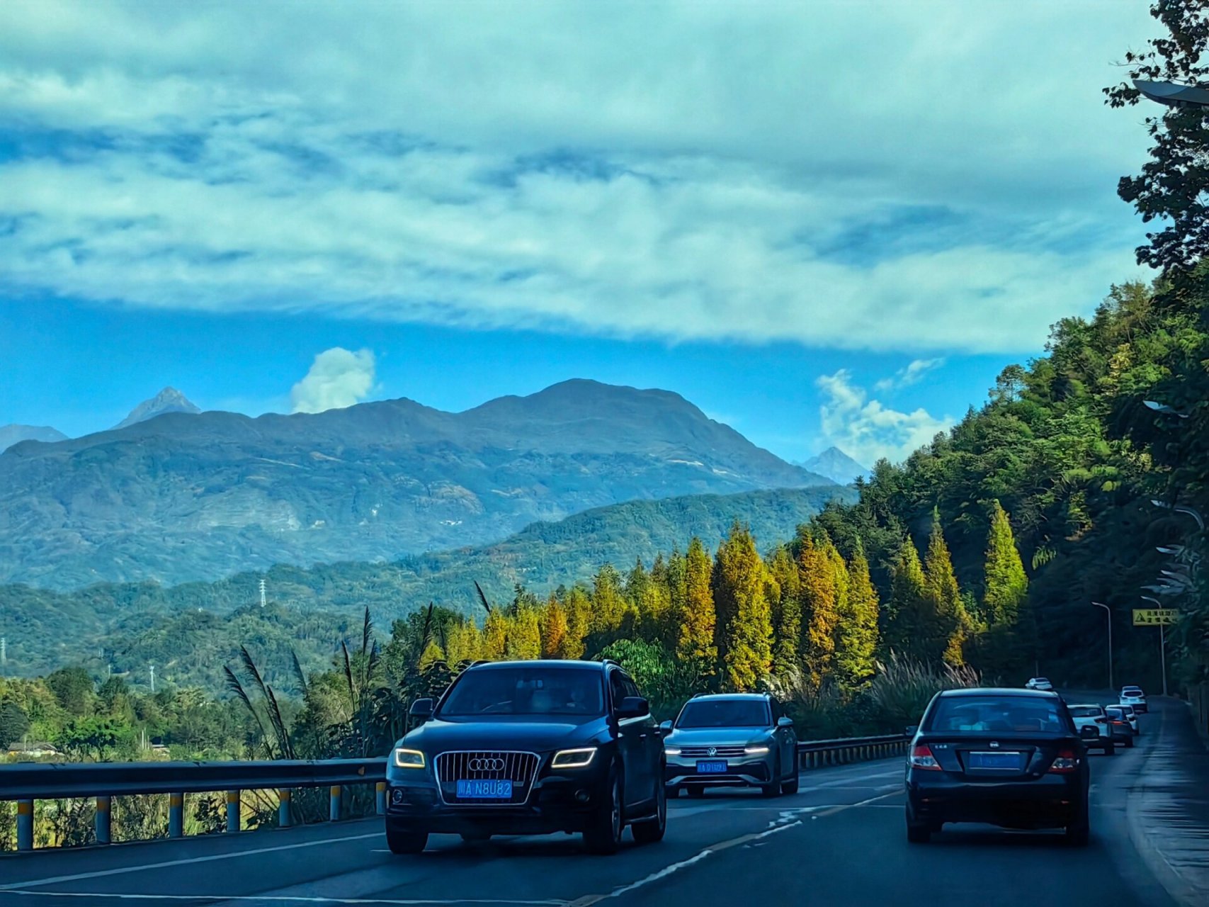 彭州白水河探秋 白水河的秋天比夏天宁静太多了,拜访了清凉寺,山里