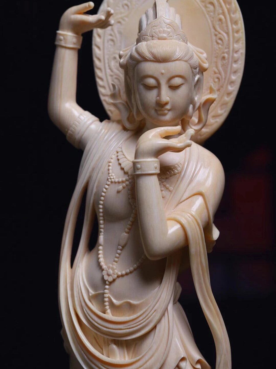 马郎妇观音即马郎之妇观音法相,常为手持法华经或双手叠放腹前而立的