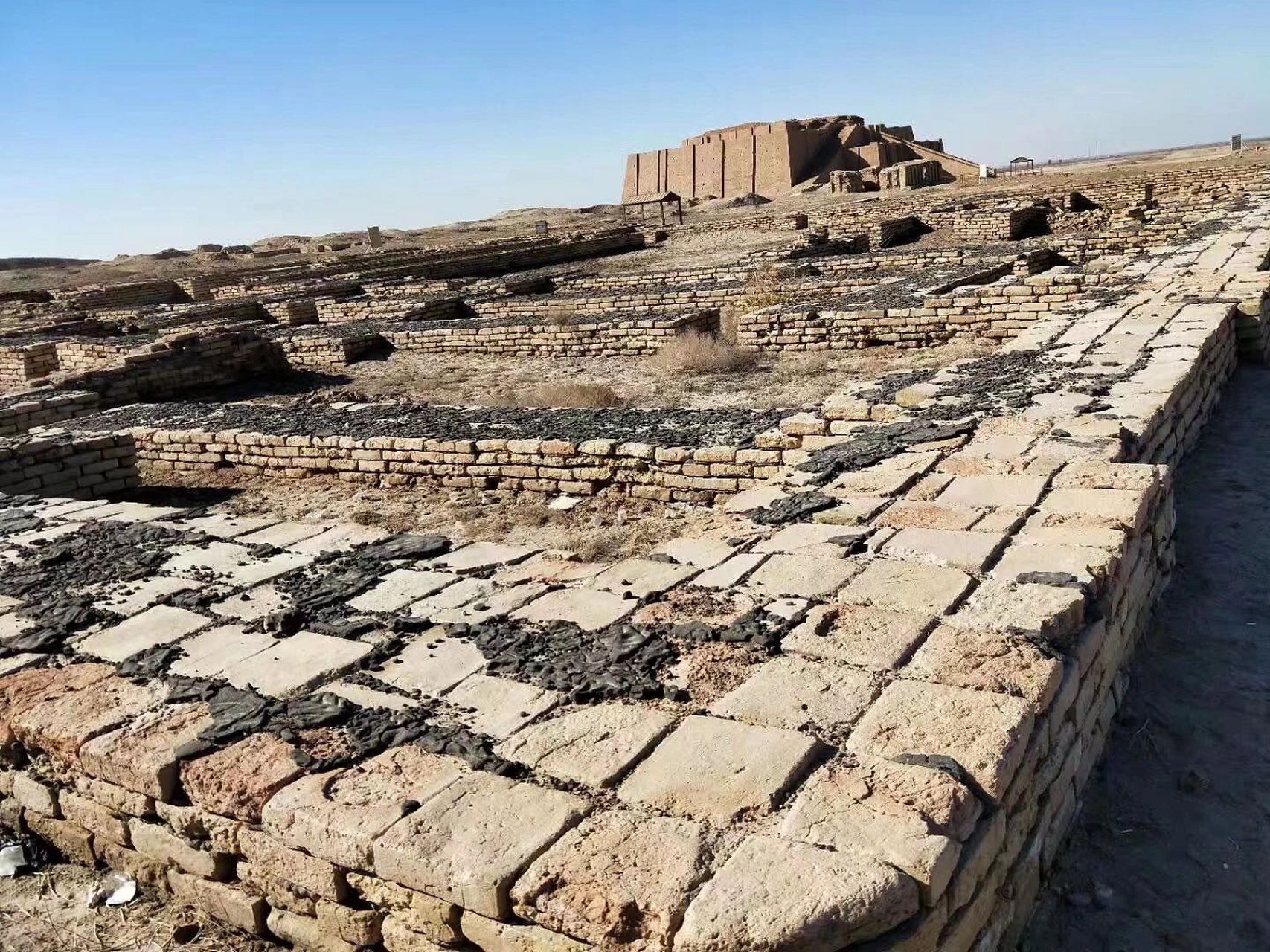 乌尔神塔(the ziggurat of ur)建于公元前21世纪,是乌尔第三王朝的