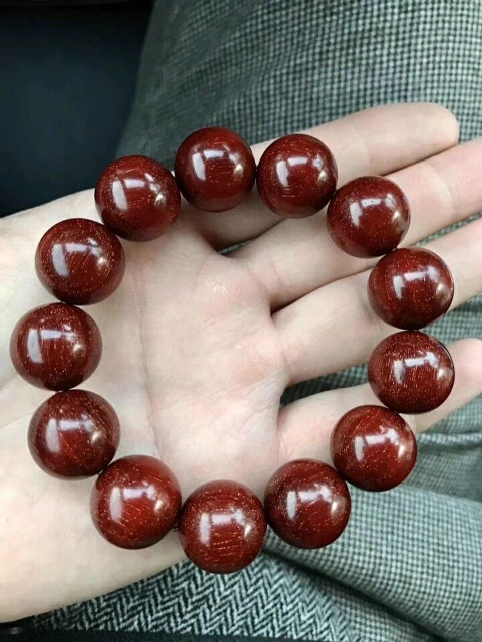 你必须要知道的木头手串包浆的三阶段 第一阶段,会形成一层薄薄的包浆