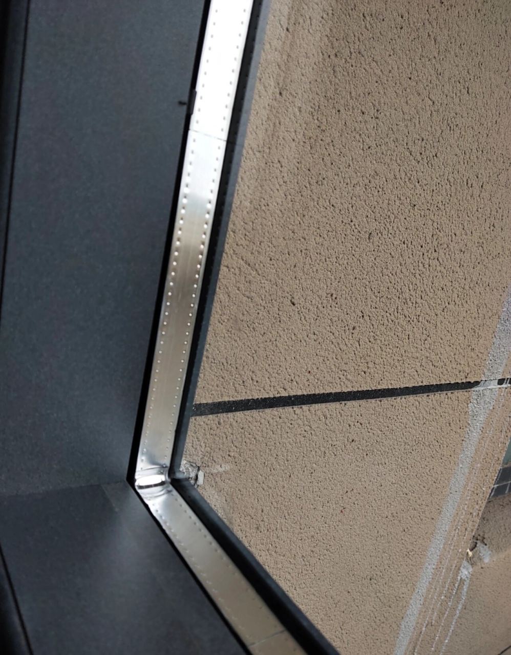 我家阳台上周玻璃才装好,当初选择的一体折弯,一平一体折弯比普通要