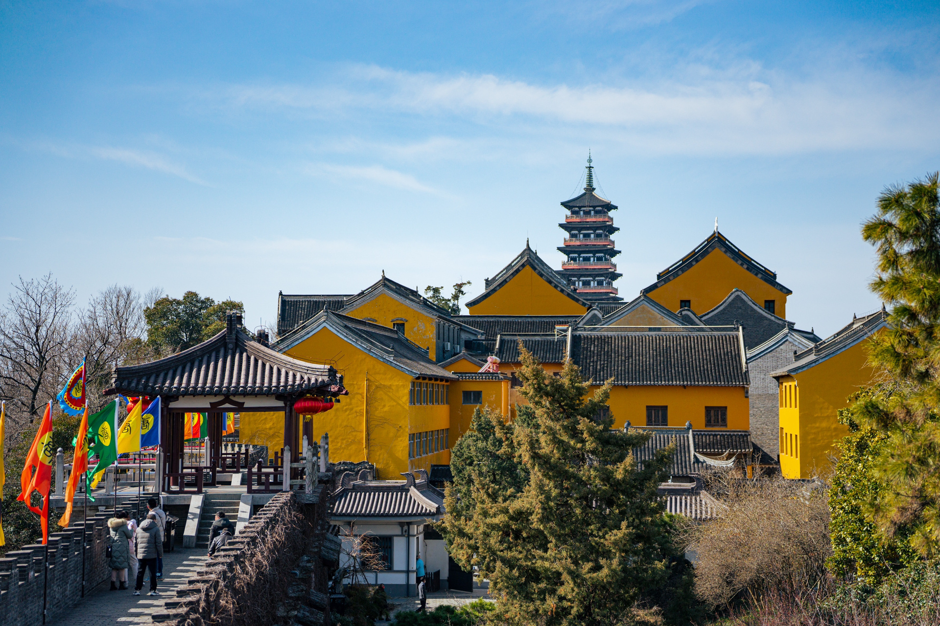 瘦西湖旁的观音山和唐城遗址  扬州观音山位于大明寺东侧的观音山,是