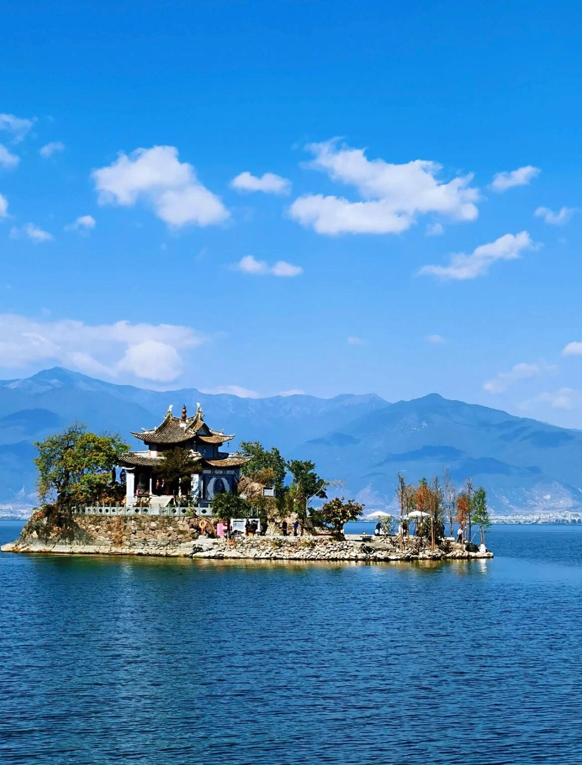 大理小普陀 小普陀岛,是在云南省大理市的洱海东部,位于25°4223"n