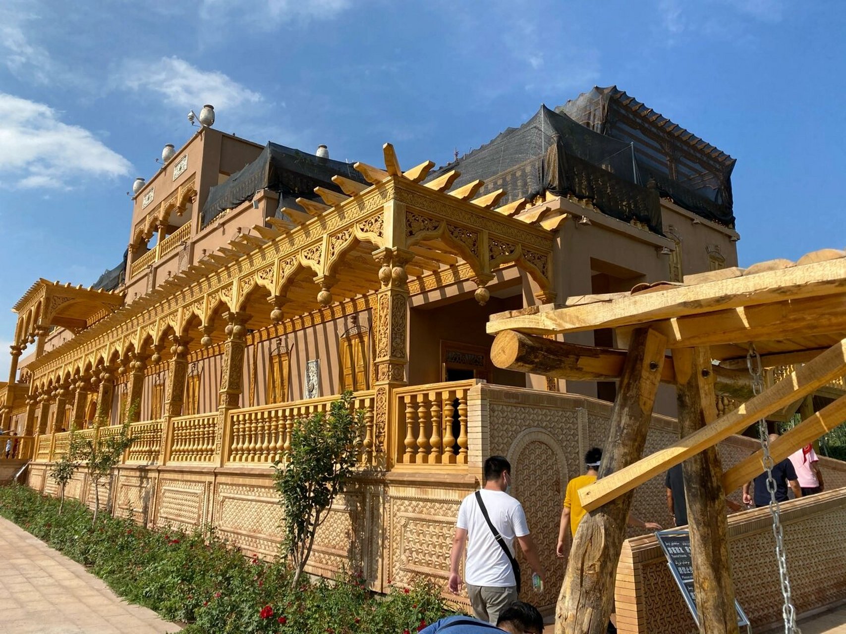 香妃园 传说,埋葬在这里的霍加后裔中,有一个叫伊帕尔汗的维吾尔族