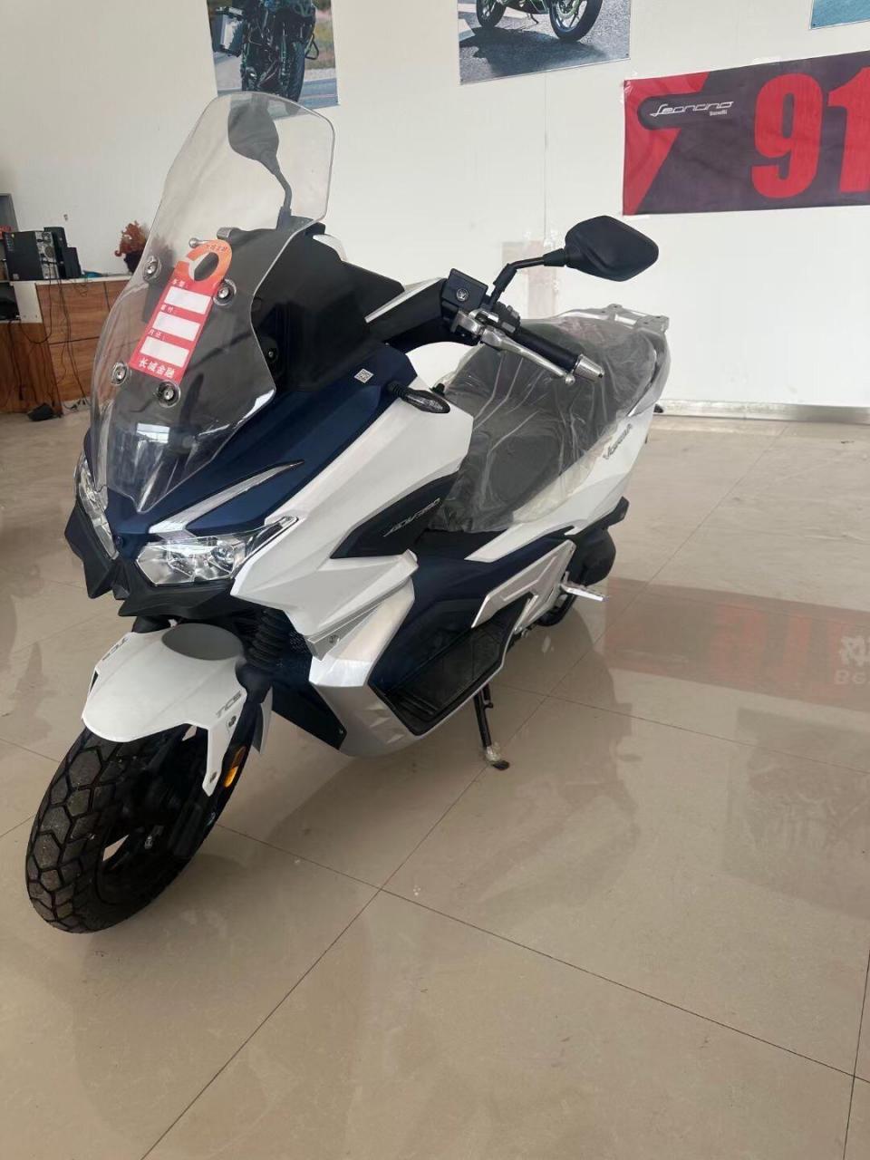 今日福利:大阳系列,大阳adv350, 并列双杠水冷发动机,350cc,配备led