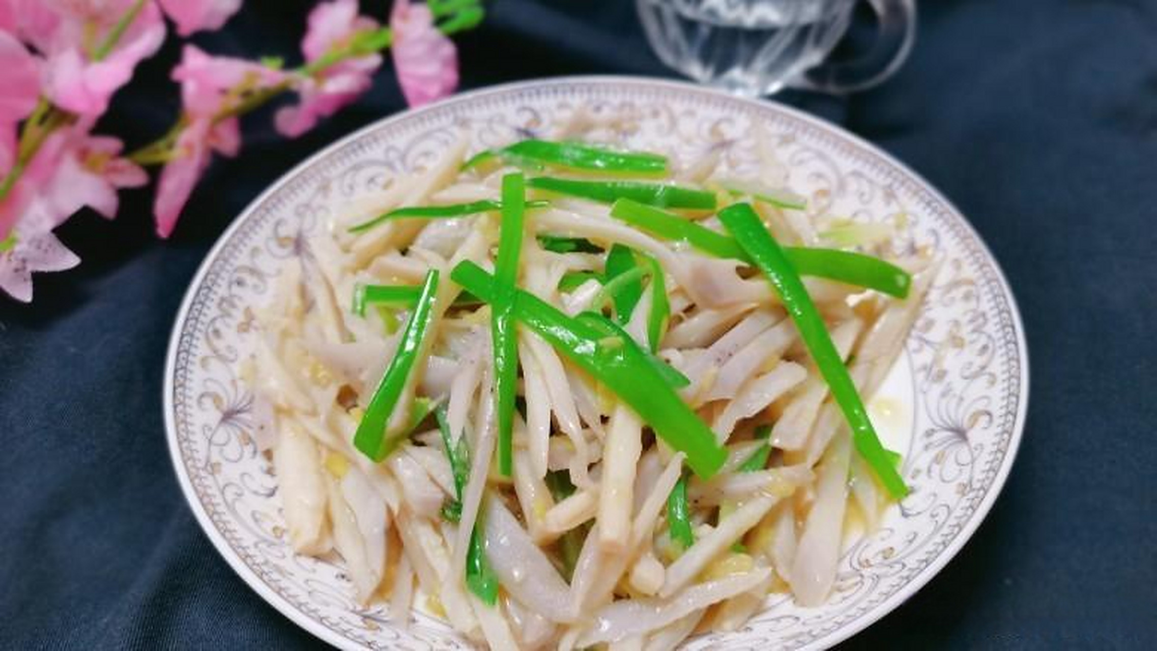 炒藕丝是一道传统的家常菜肴,口感爽脆,营养丰富.