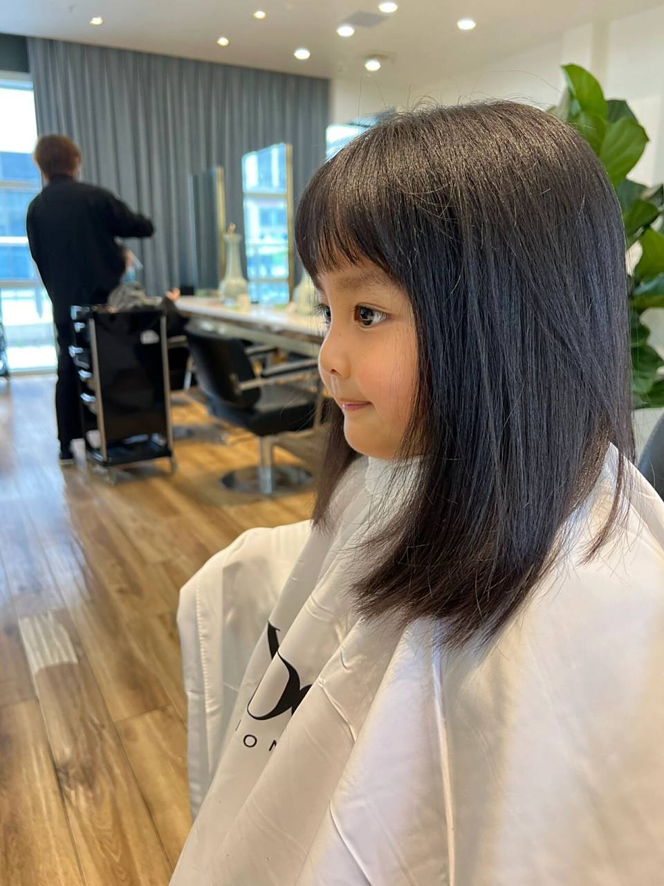 第一次带宝宝到大人的理发店剪头发,以前都是去儿童理发店看着动画片