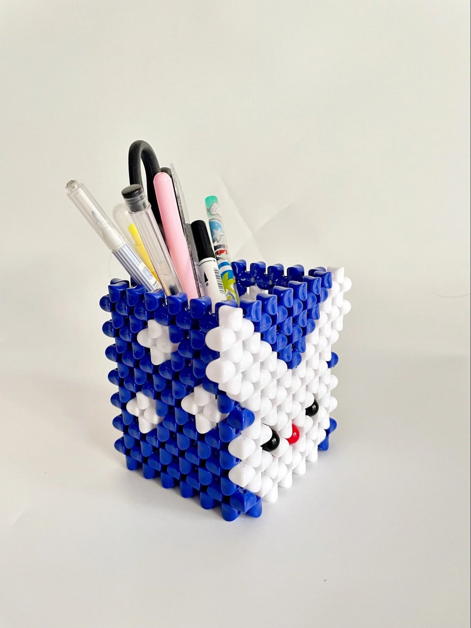 手工串珠超可爱的萝卜兔笔筒呦 今年是兔年,安排几个应景的兔子笔筒