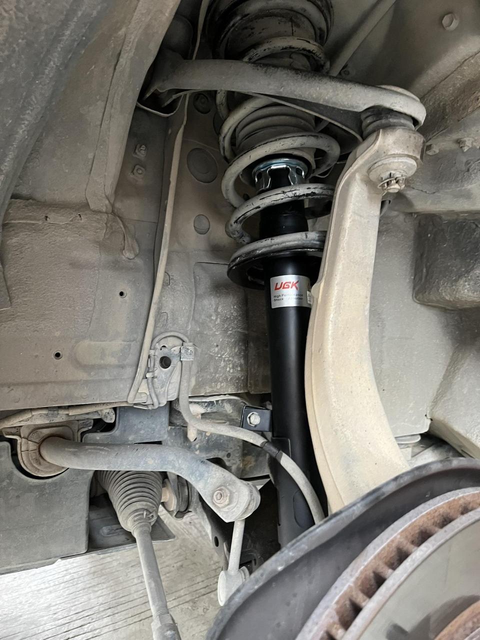 丰田锐志 前减震器漏油,开起来,整车底盘松散的   更换2条ugk减震器