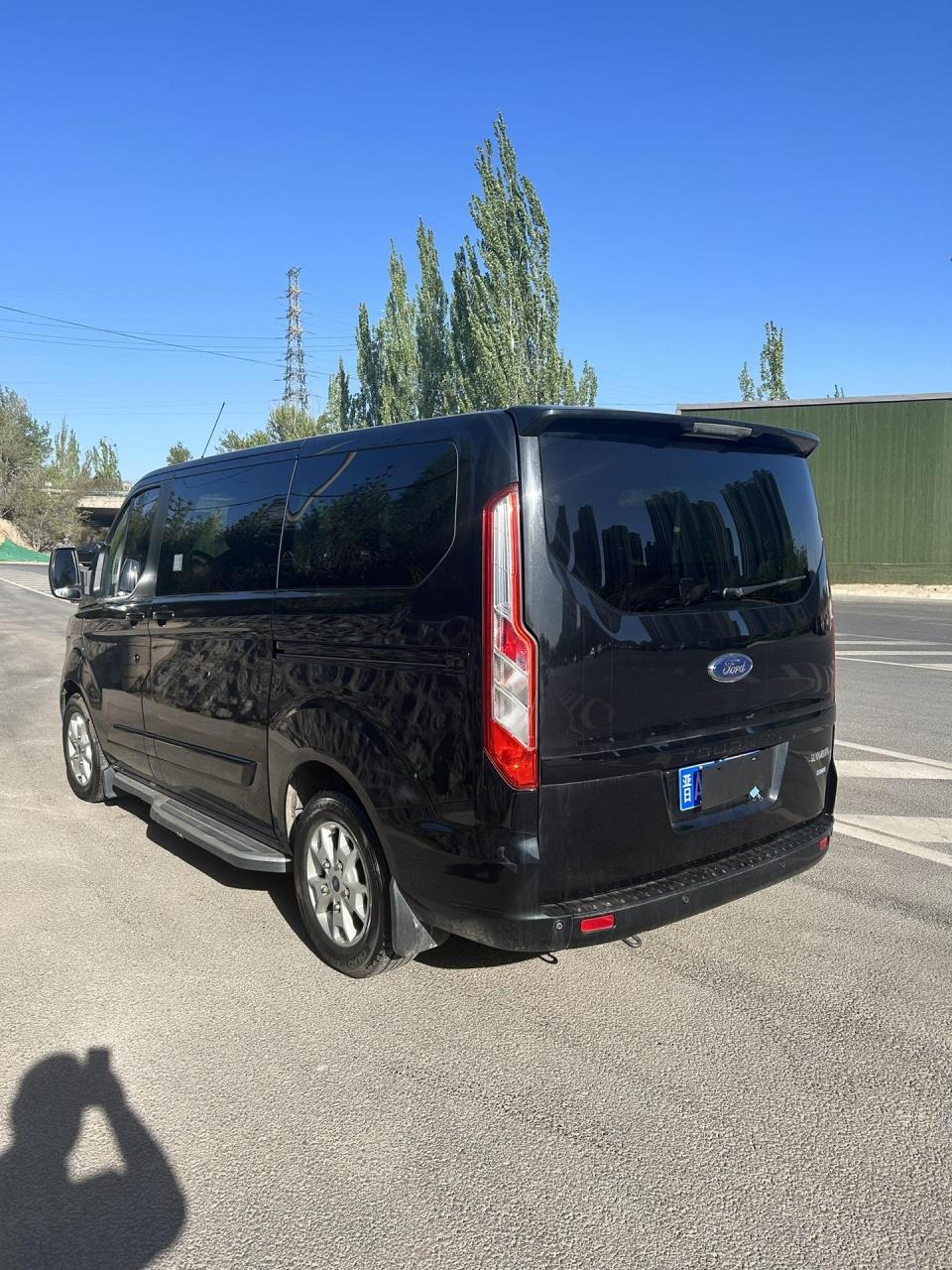 2021年3月上户,福特途睿欧,尺寸(4976mm,高2095mm,1990mm)2.