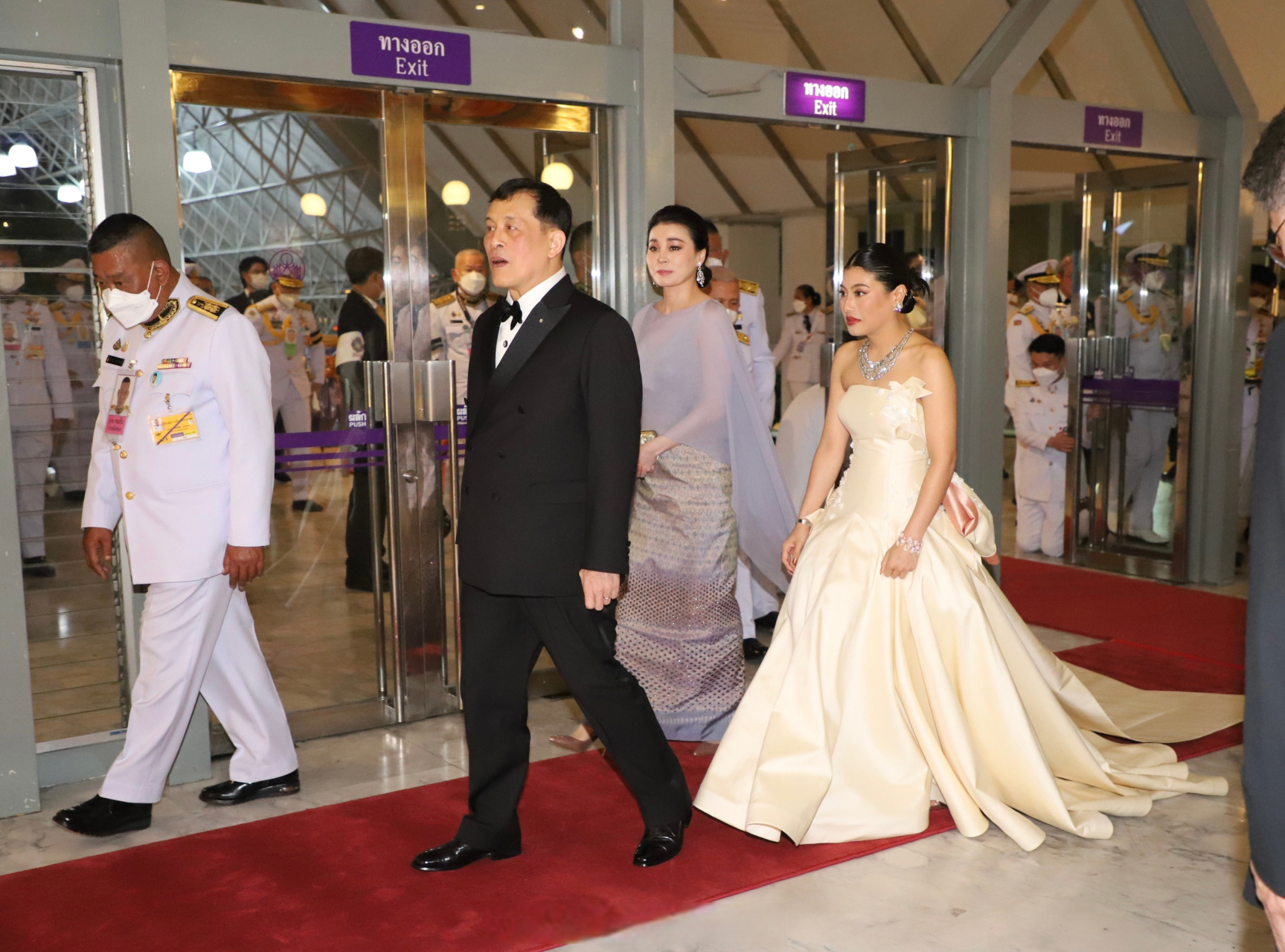 泰国国王玛哈·哇集拉隆功和素提达王后殿下观看歌剧.