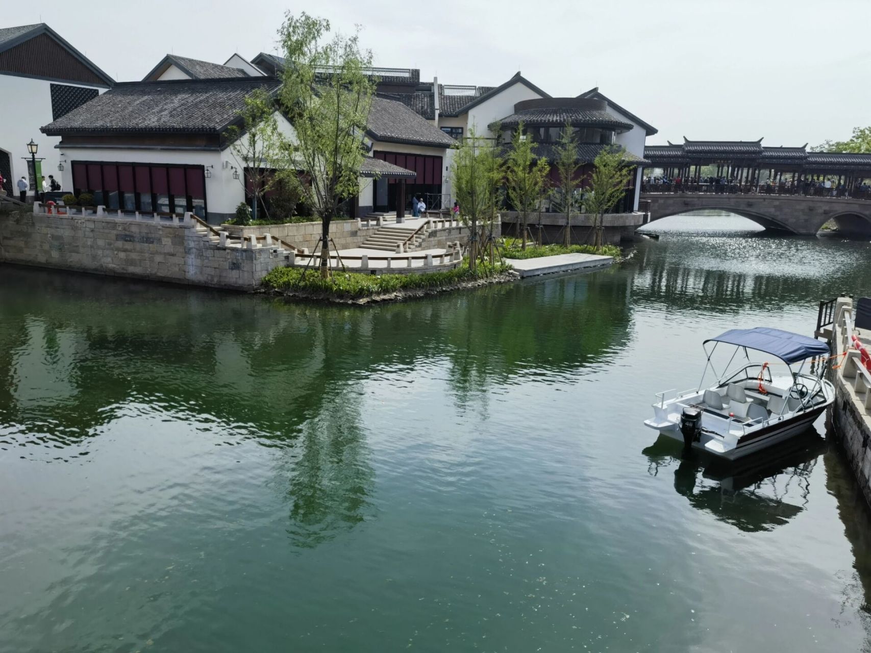 上海青浦景点-蟠龙天地 位于上海青浦区蟠龙天地刚刚开业人流量很大