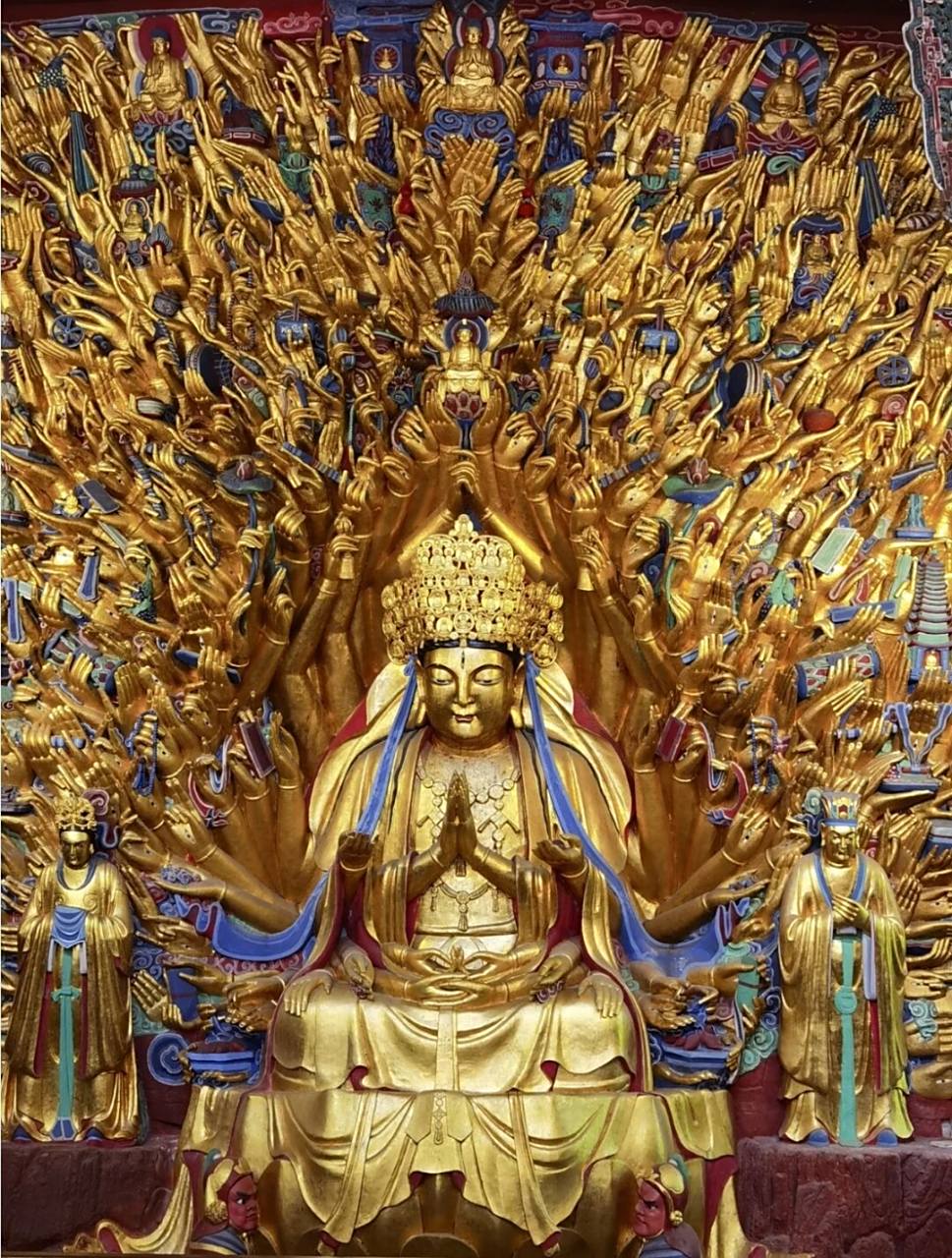 位于大足石刻宝顶山大佛湾南崖的千手观音造像,被誉为世界石刻艺术之