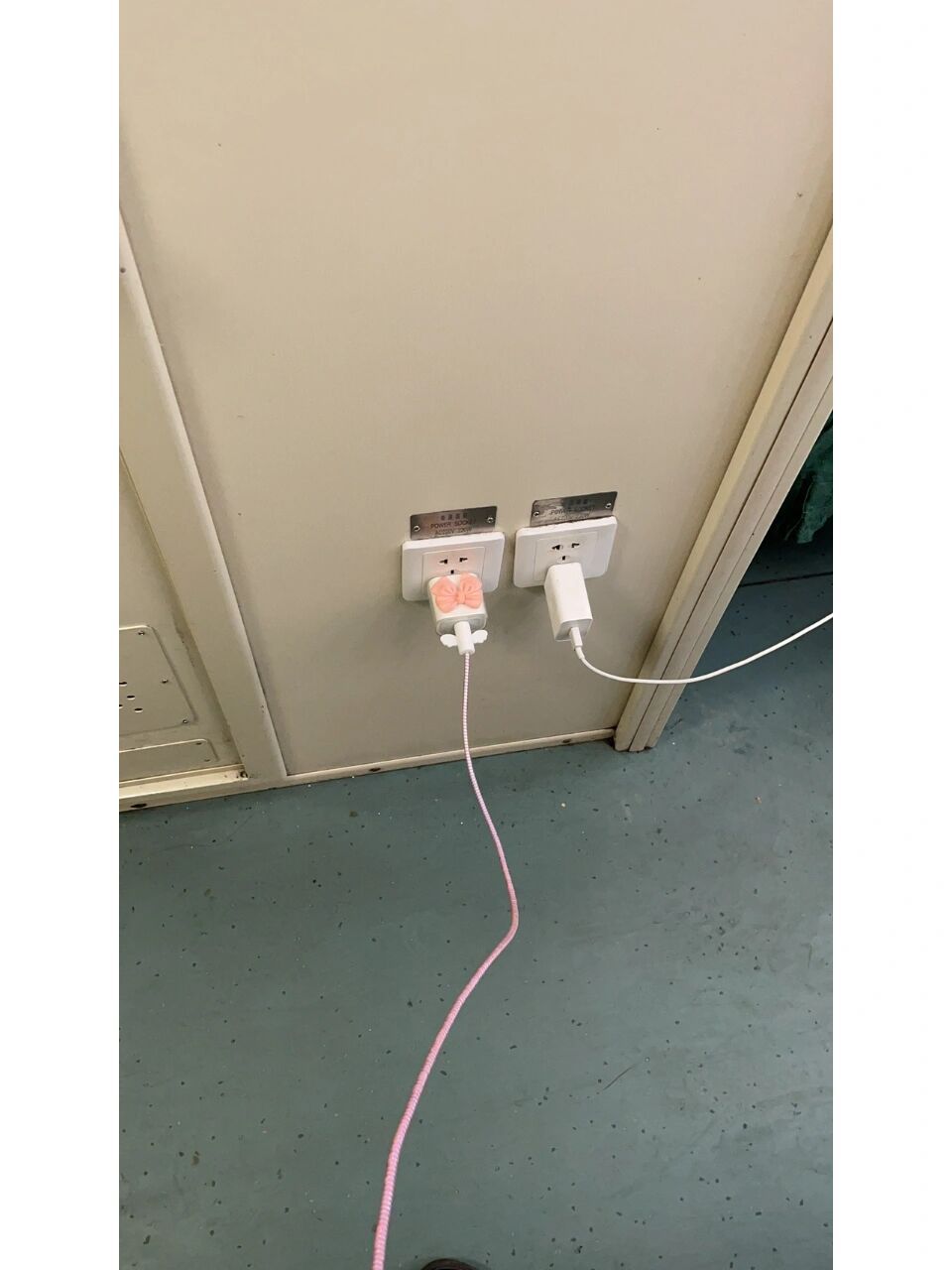 绿皮火车充电 我出息了 哈哈哈哈 在绿皮火车上充上电了!火车充电