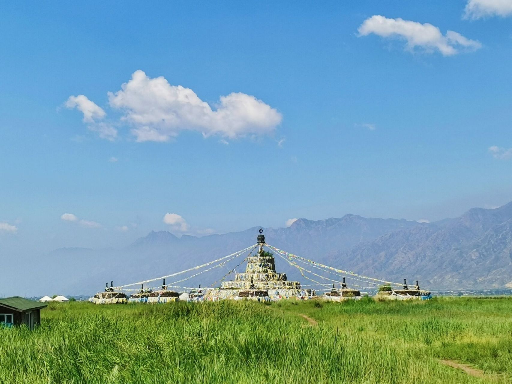 诗词中的美景(一)——敕勒川 "敕勒川,阴山下. 天似穹庐,笼盖四野.