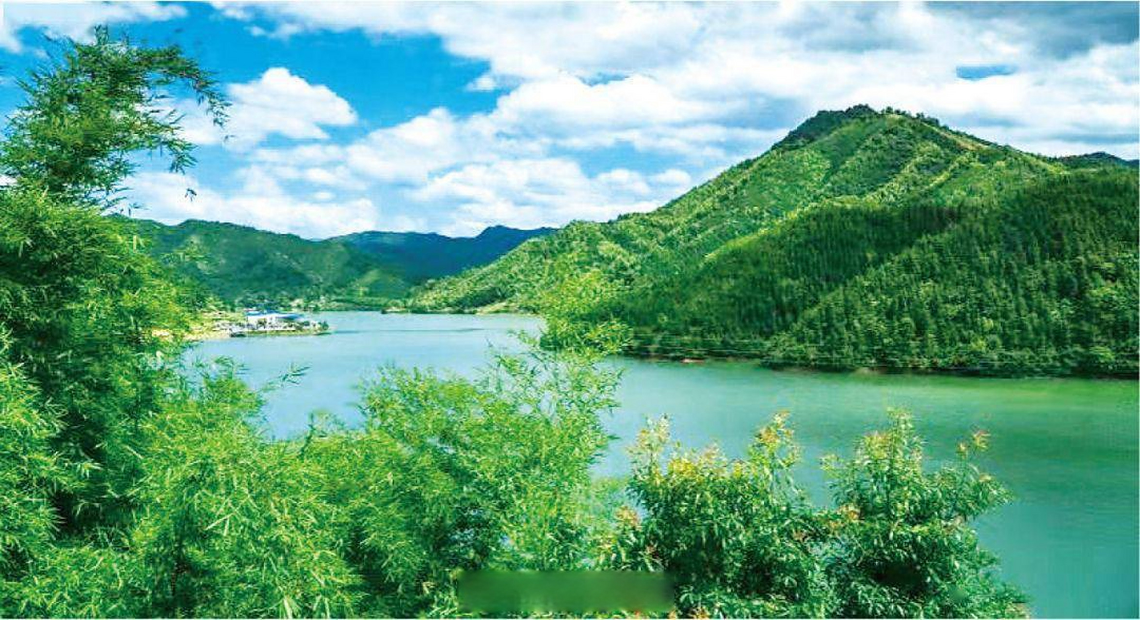 "绿水青山就是金山银山",村口,矗立的高高石碑上,10个红色字样依然