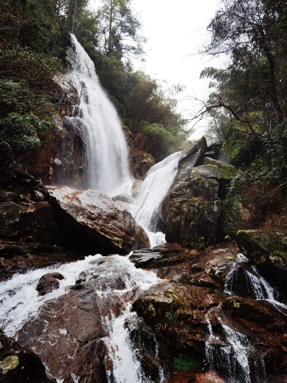 大围山位于湘赣界,是连云山脉的腹地,东边属江西省宜春市下辖的铜鼓县
