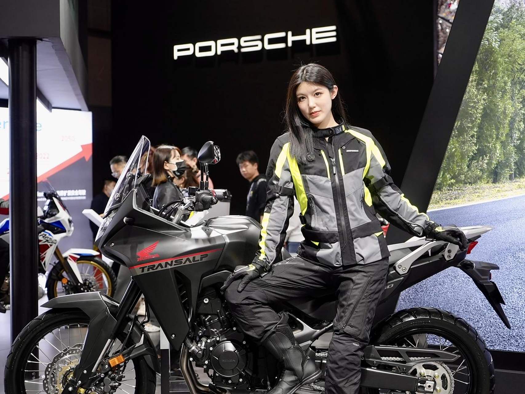 机车摩托车 模特和本田xl750 transalp挺配的摸摸爱分享2023上海车展