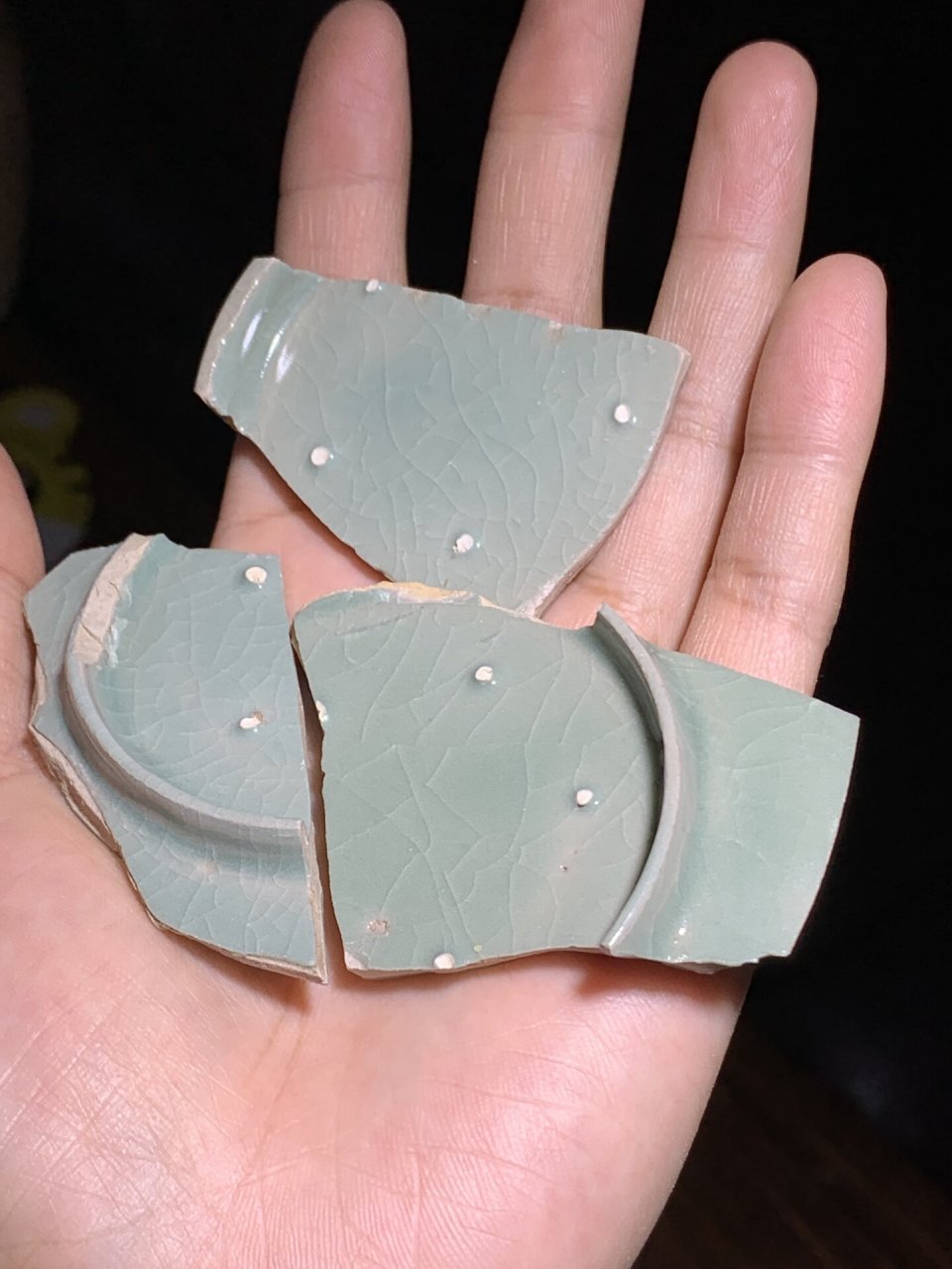 北宋汝窑张公巷支钉片,瓷片残器 张公巷都是典型的圆形支钉,满釉支烧