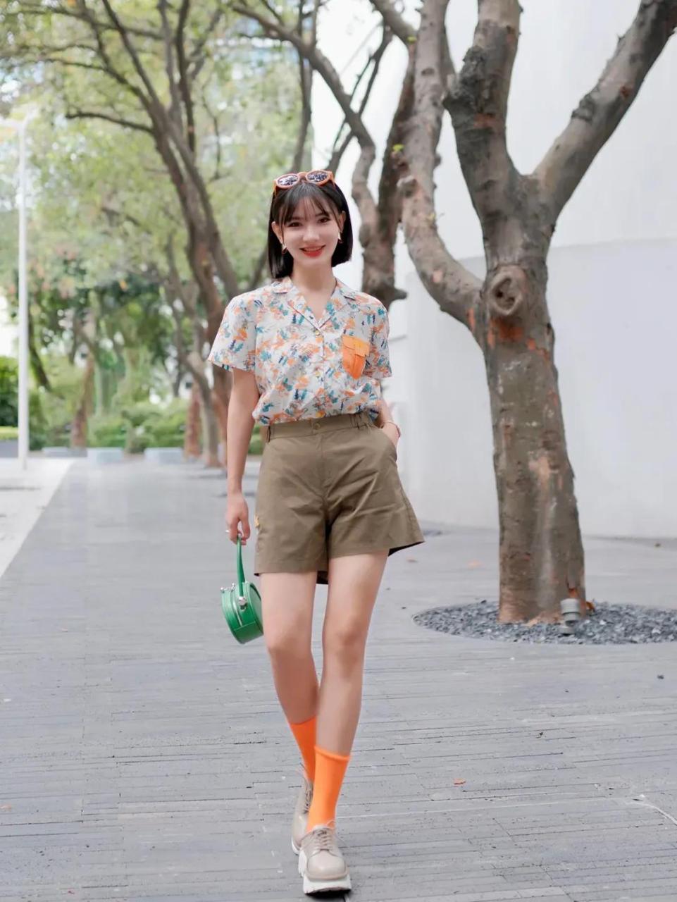 夏天当然要穿花花绿绿的衣服了,花衬衫搭配西装短裤,秀出自己修长笔直