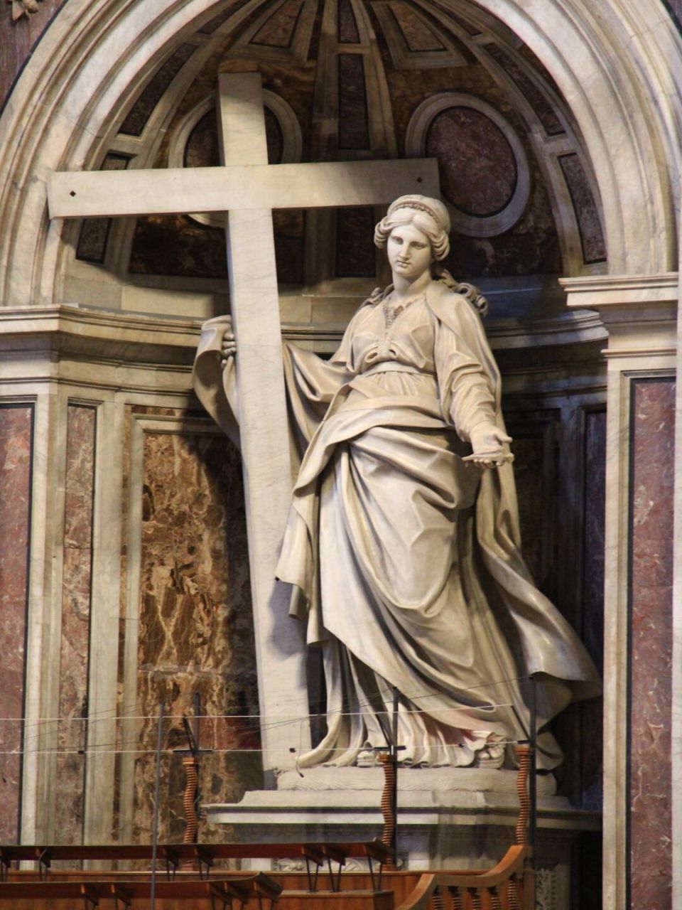 94圣彼得大教堂:前厅雕塑 这一组雕塑位于教堂中央大厅的侧面,为