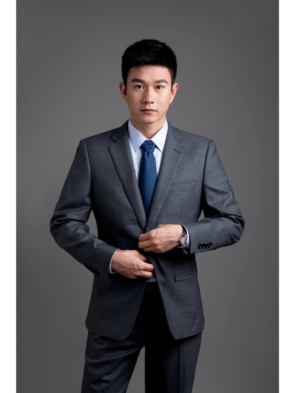 简约拍照姿势轻松get 91男士也可以轻松get职业形象照 动作1:斜坐