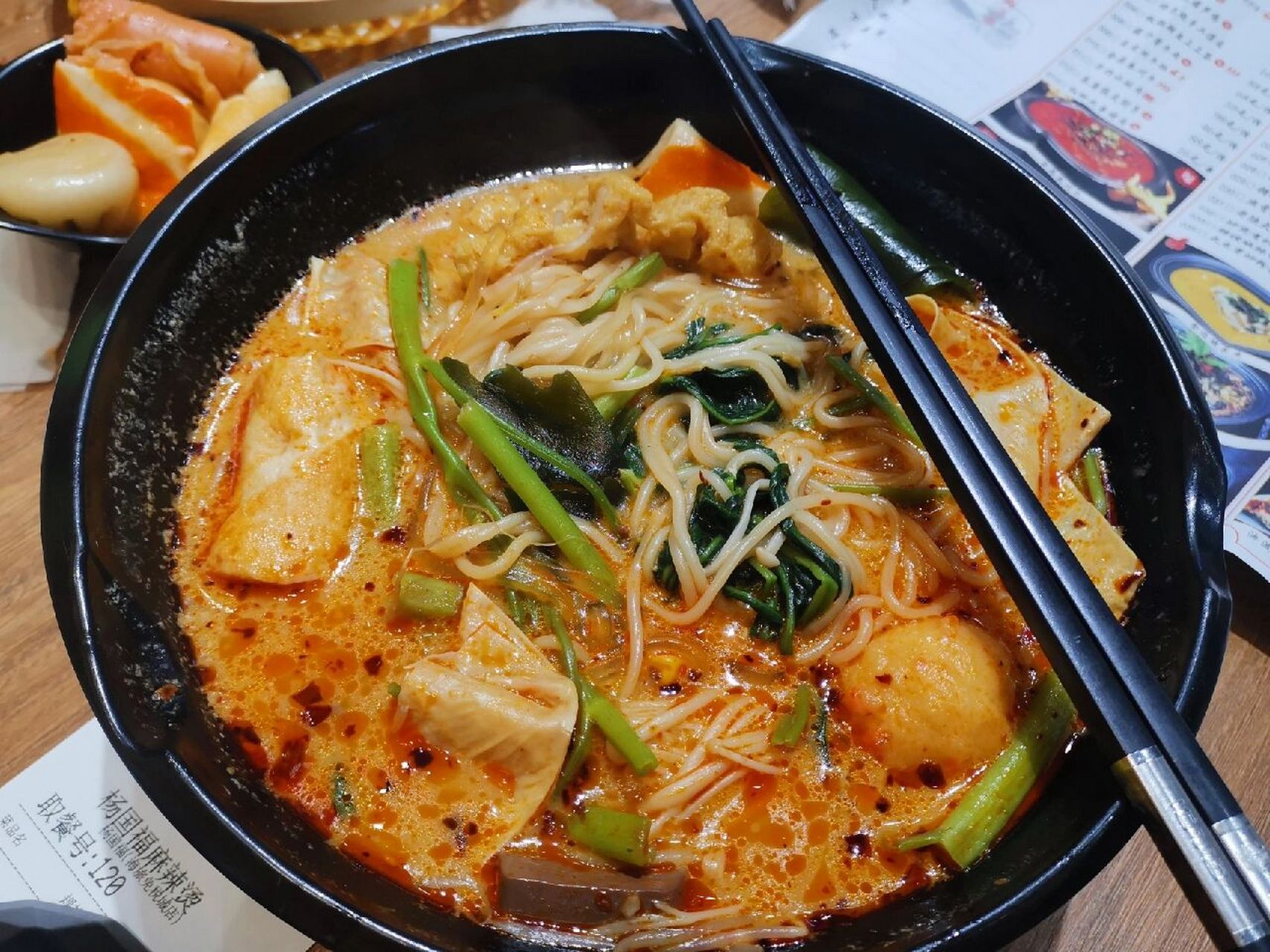 这是我吃过最贵的杨国福麻辣烫 两片鸭血,一根热狗,五根空心菜,三片