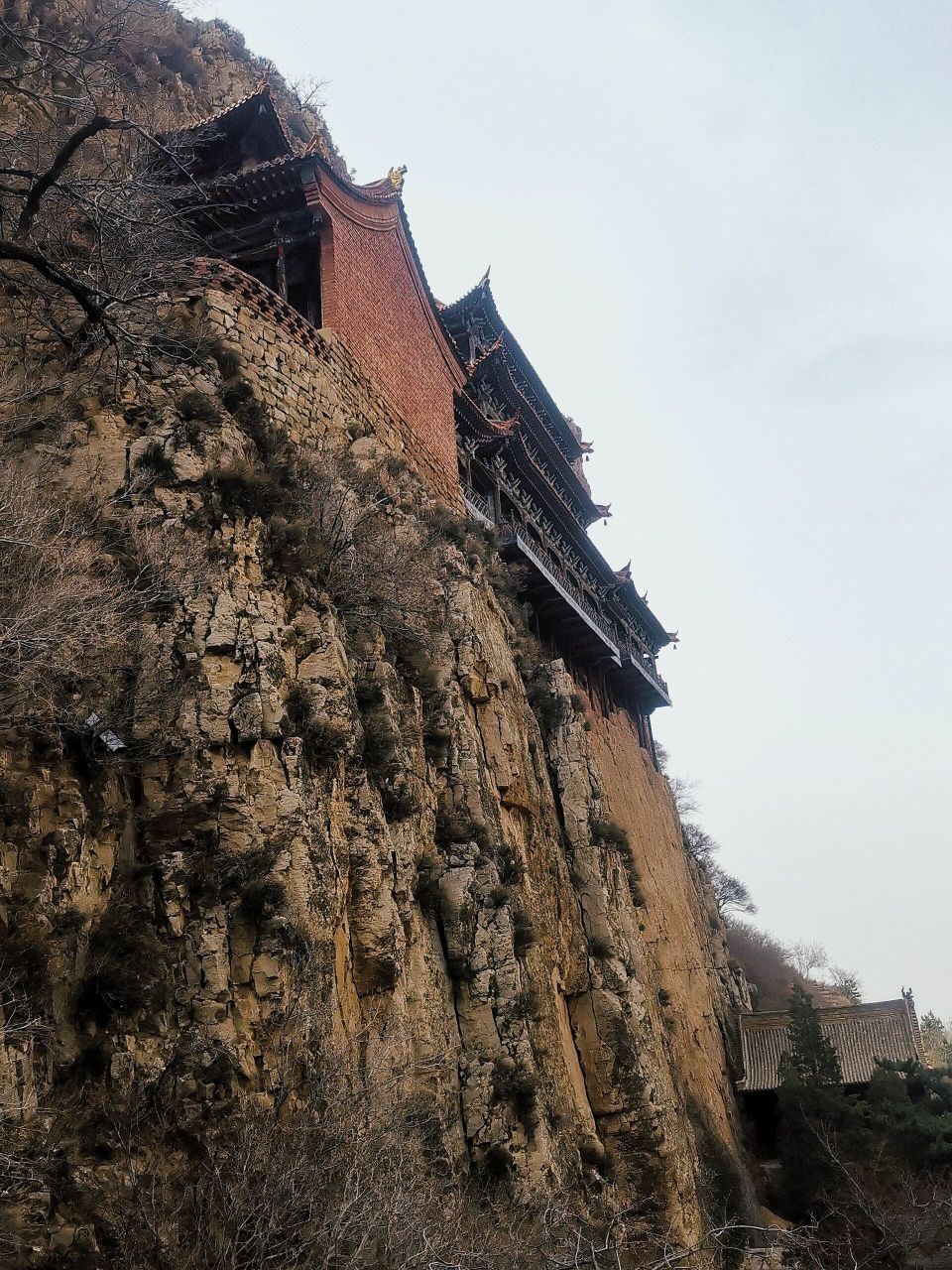 不是悬空寺胜似悬空寺的小众景点——圣泉寺 圣泉寺位于山西省广灵县