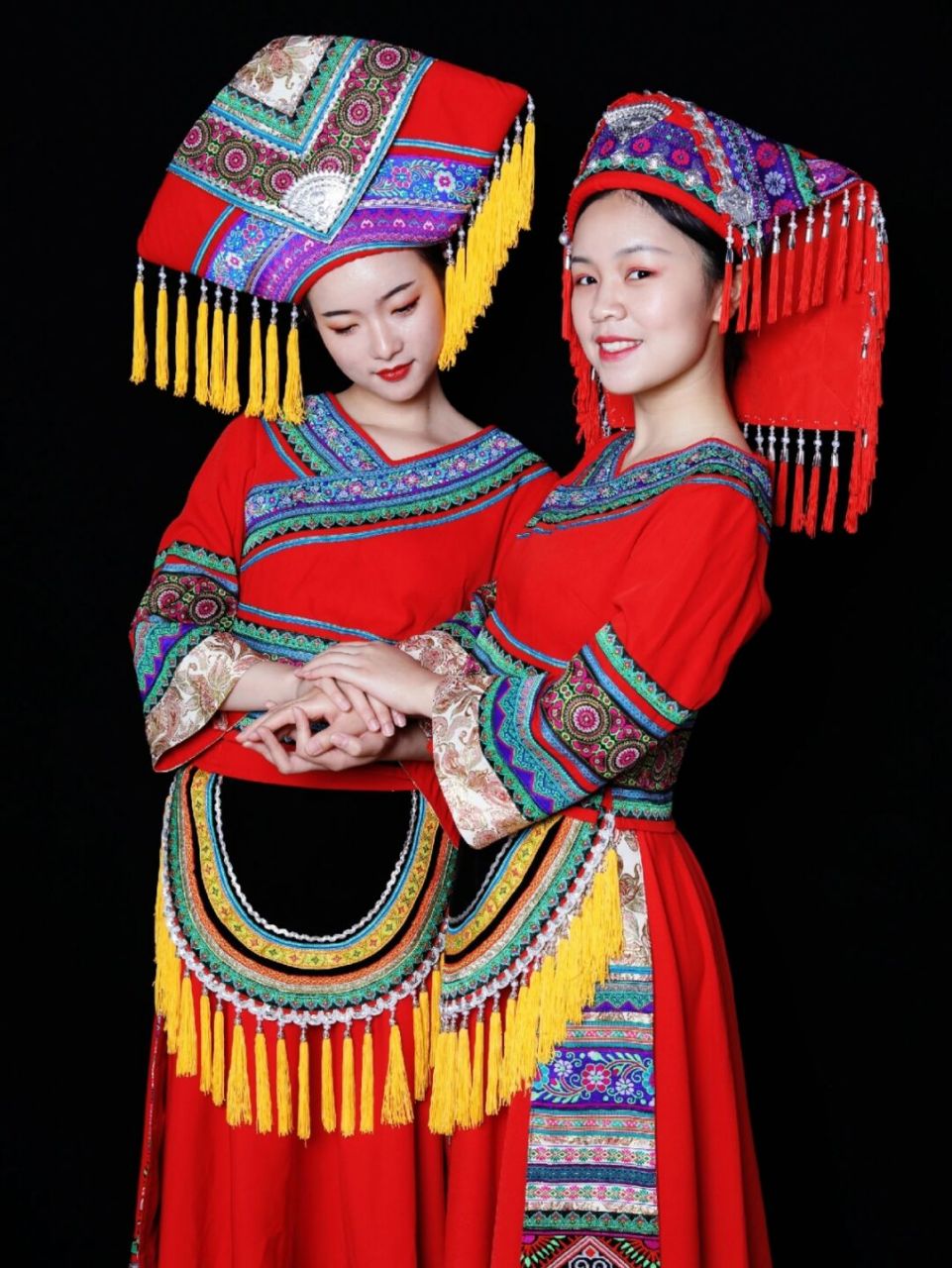 壮族姑娘们的手镯,绣花鞋,除了装饰,穿戴意义外,还是爱情的象征: .