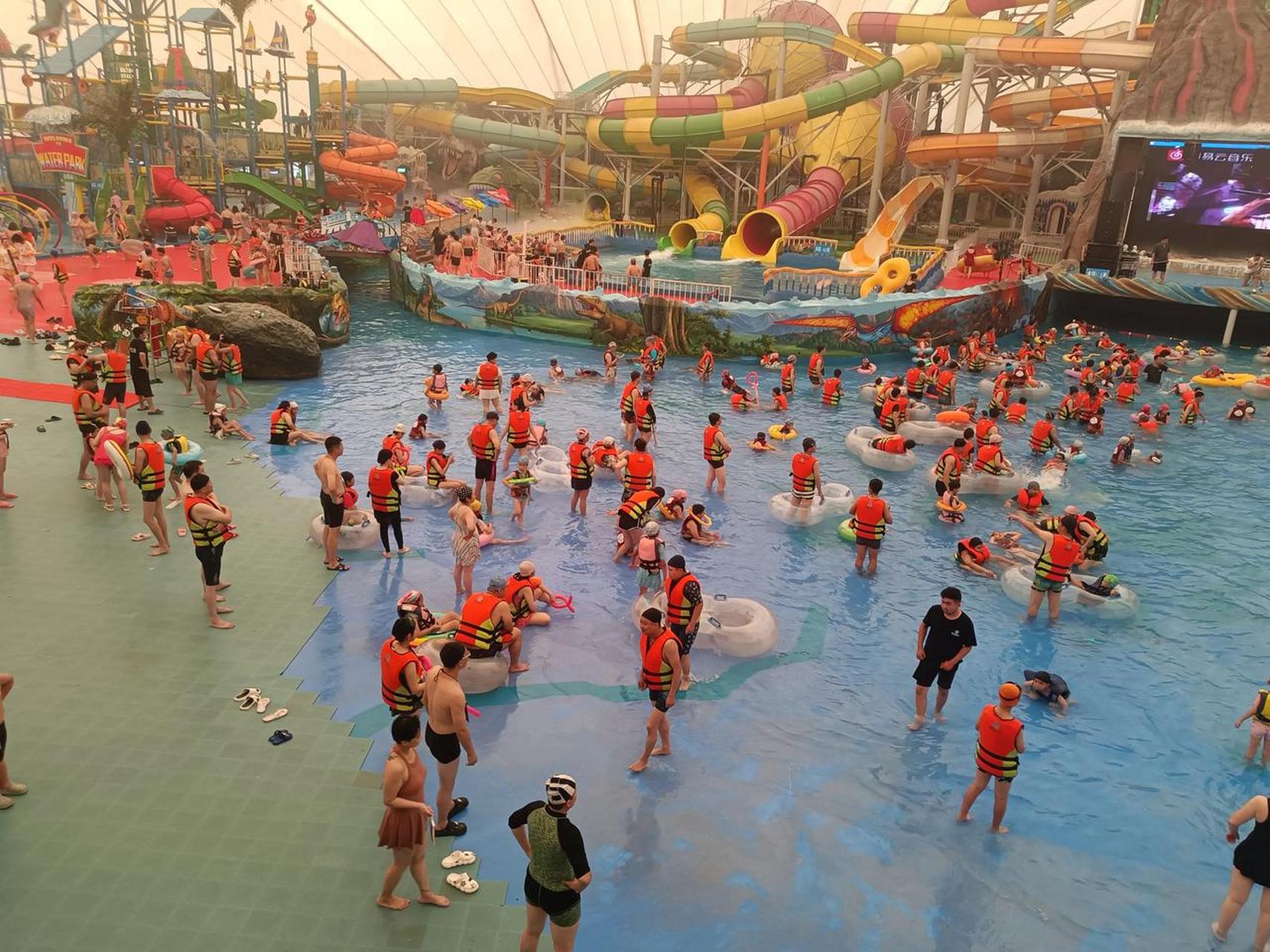 周末燕儿窝水世界,人真多.